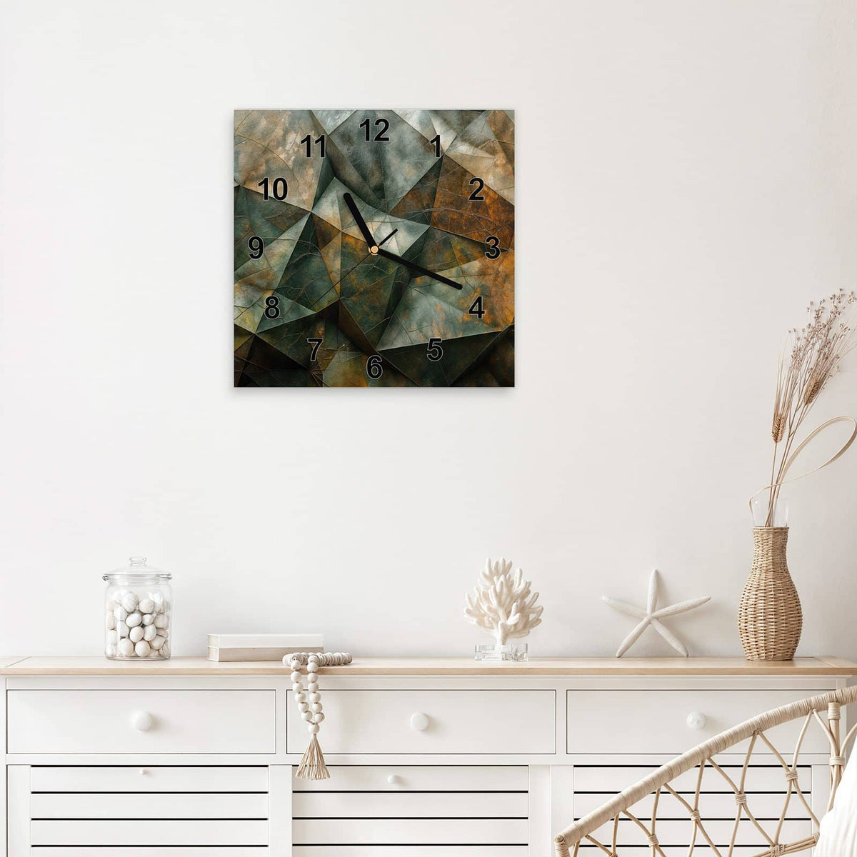 Quadratische Wanduhr aus Glas Grüne Steinfacetten mit Ziffernblatt Modern über einem weißen Sideboard