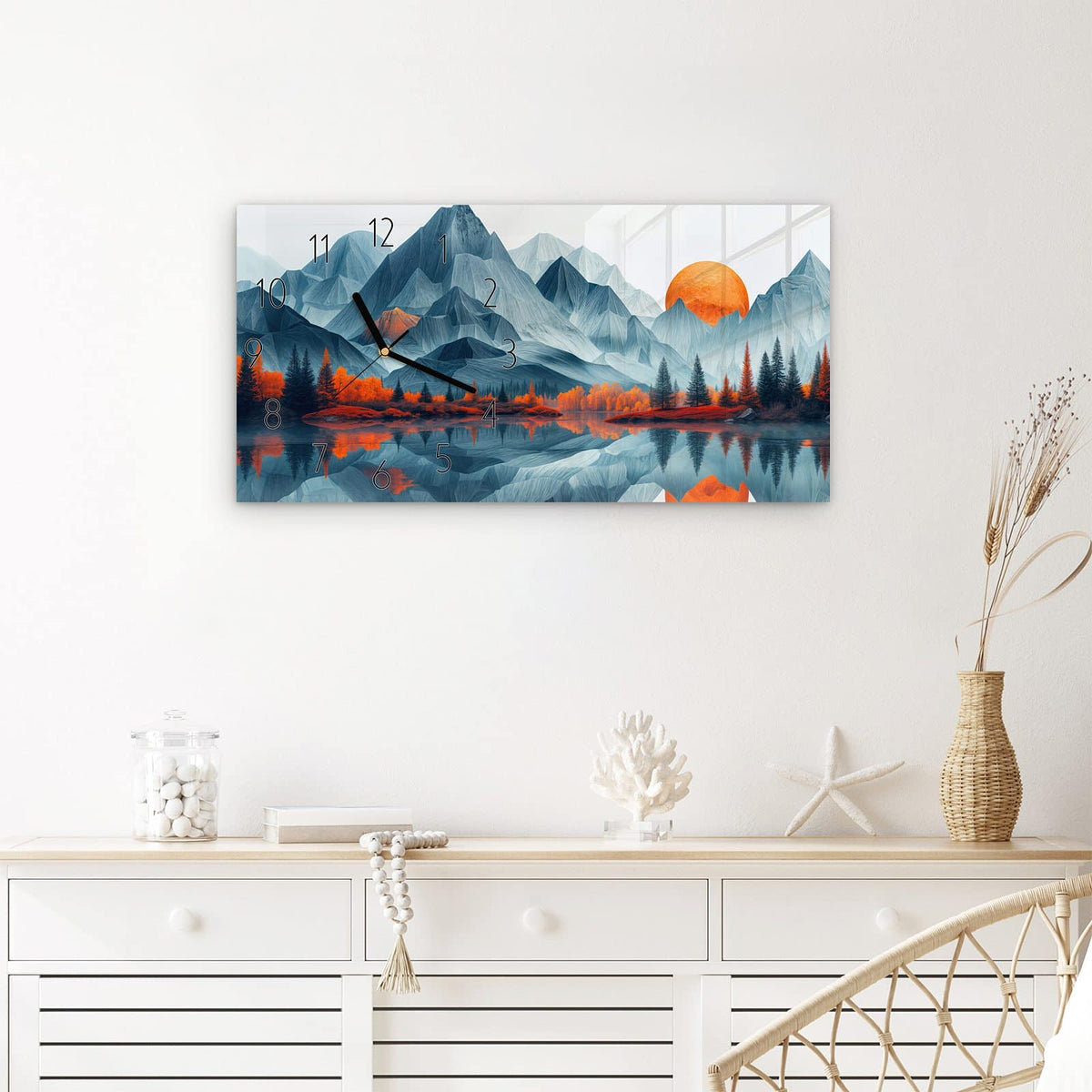 Wanduhr Berge Mit Spiegelung aus Glas – Querformat 60 × 30 cm – Kantige Berge über spiegelndem See