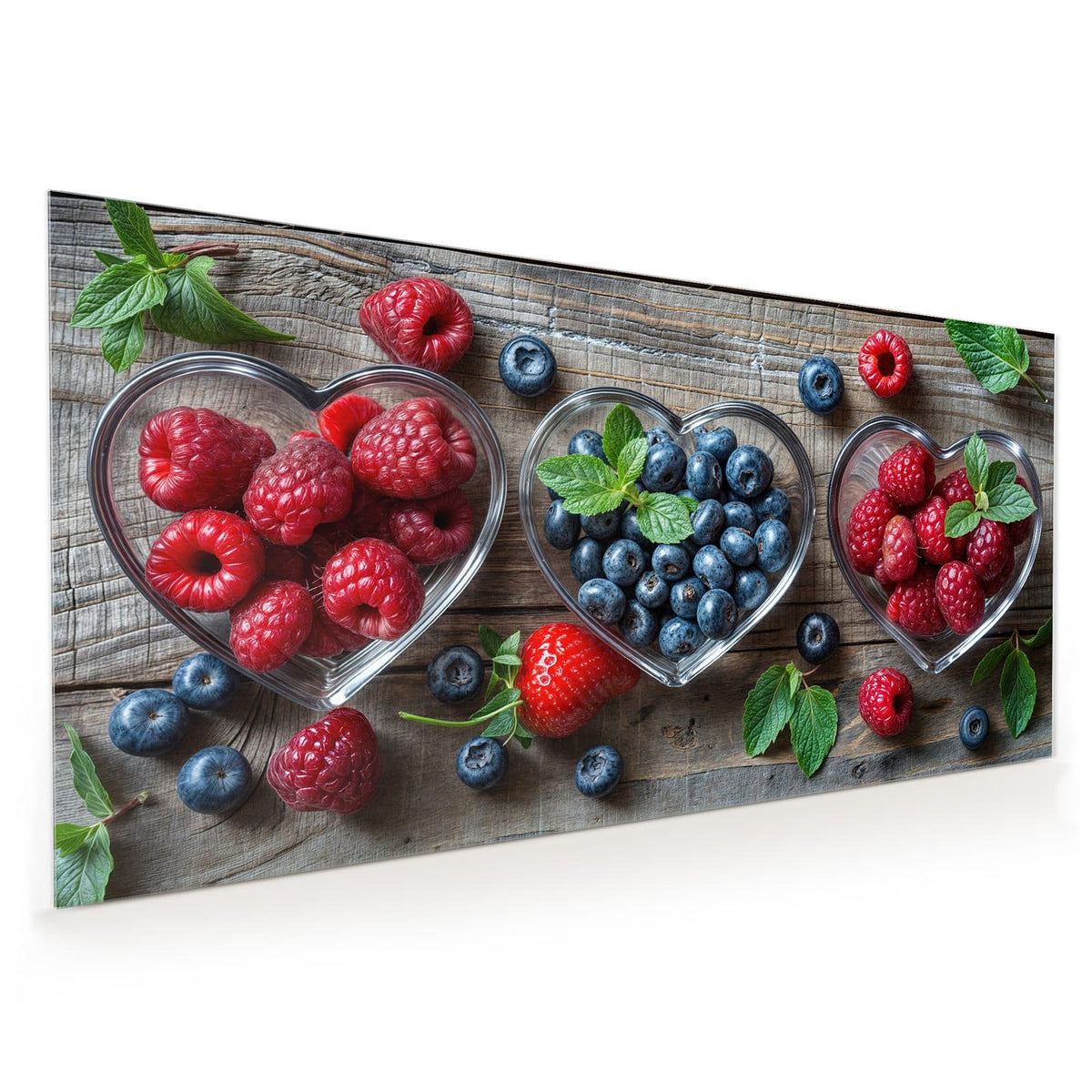 Küchenrückwand aus Glas im Hochformat mit Motiv Beeren in Herzschalen: Zwei herzförmige Glasschalen auf Holz, eine mit Blaubeeren, eine mit Himbeeren