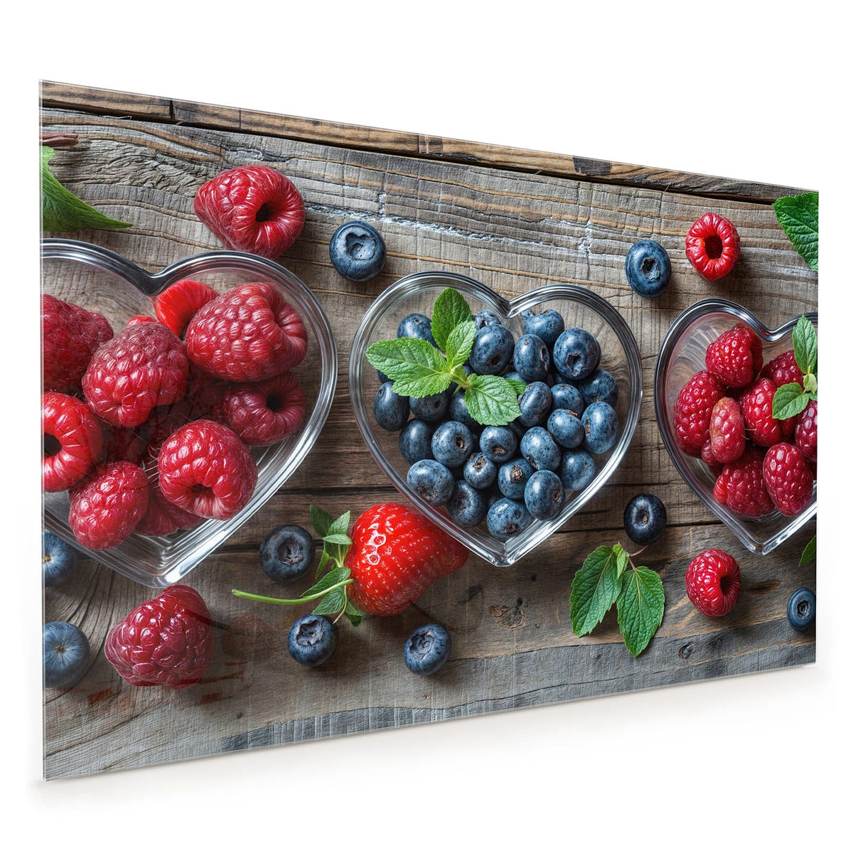 Küchenrückwand aus Glas im Hochformat mit Motiv Beeren in Herzschalen: Zwei herzförmige Glasschalen auf Holz, eine mit Blaubeeren, eine mit Himbeeren