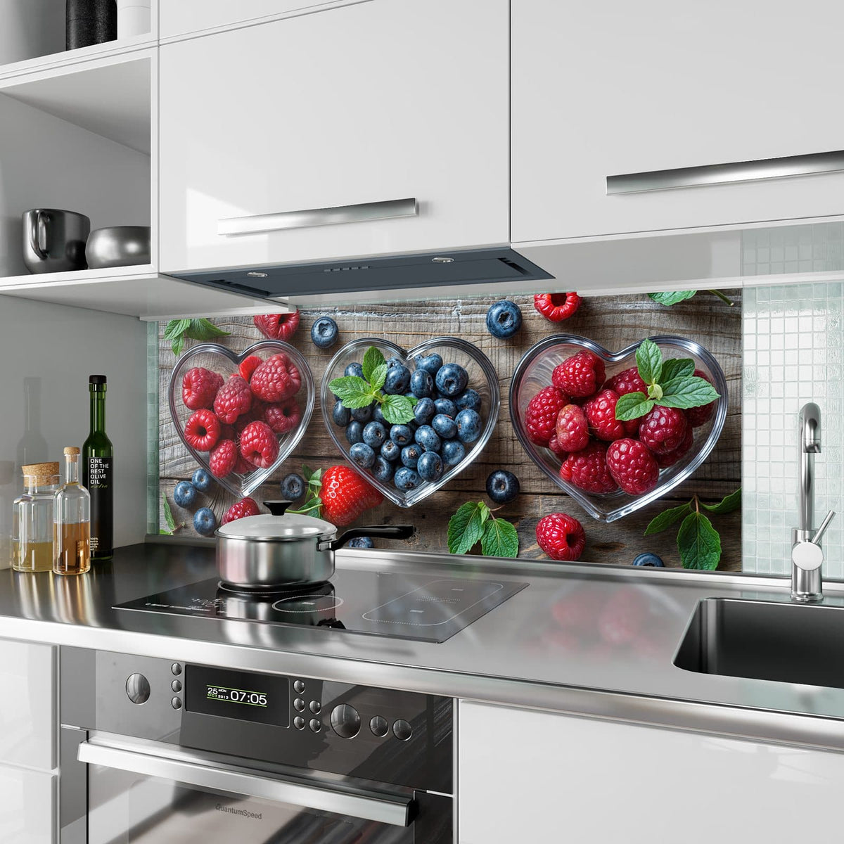 Küchenrückwand aus Glas Beeren in Herzschalen im Hochformat als Spritzschutz hinter dem Kochfeld, über dem Fliesenspiegel montiert