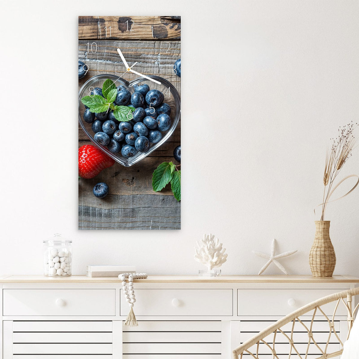 Wanduhr Herzschalen Beeren aus Glas – Beeren in herzförmigen Glasschalen