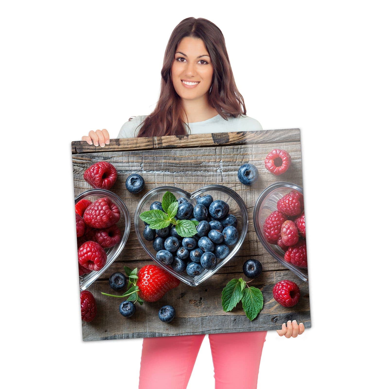 Herdabdeckplatte mit Herzschalen Beeren-Motiv wird zur Größendarstellung gehalten