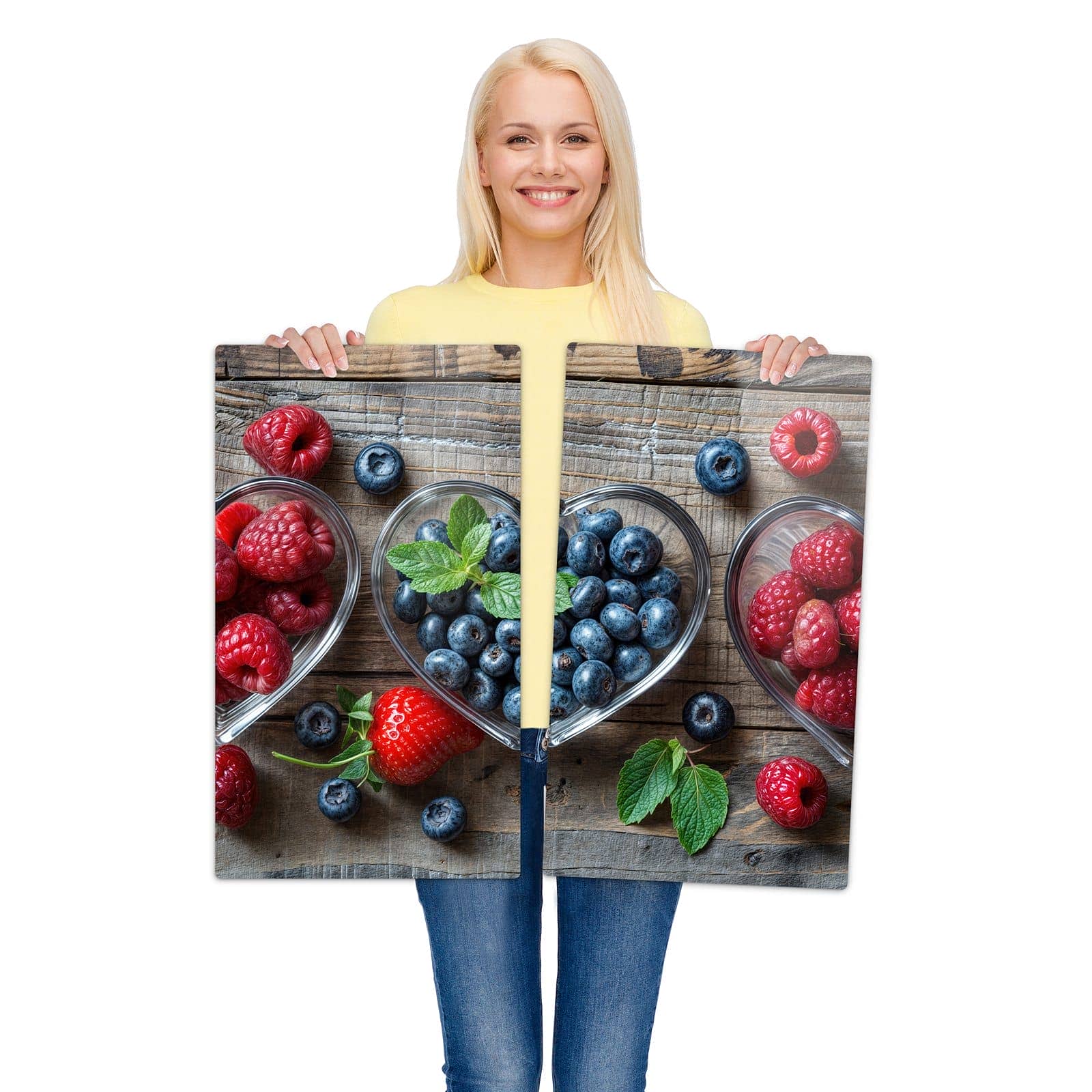 2-teilige Glasabdeckplatte für Ceranfeld mit Herzschalen Beeren-Motiv wird zur Größendarstellung gehalten