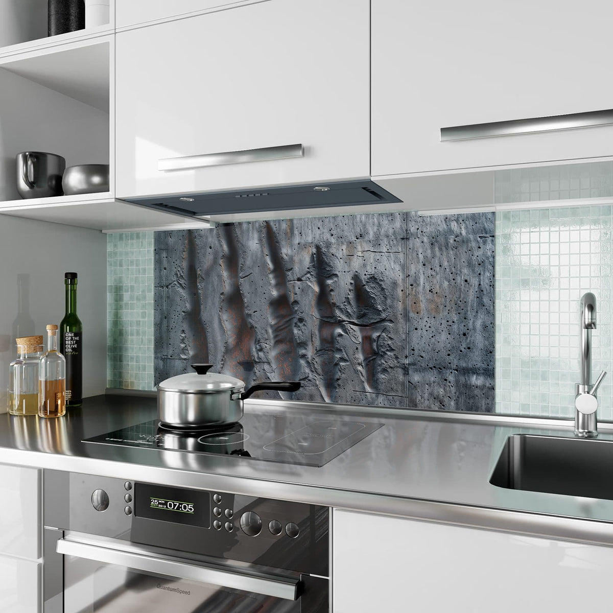 Küchenrückwand aus Glas Rostspuren im Beton im Hochformat als Spritzschutz hinter dem Kochfeld, über dem Fliesenspiegel montiert