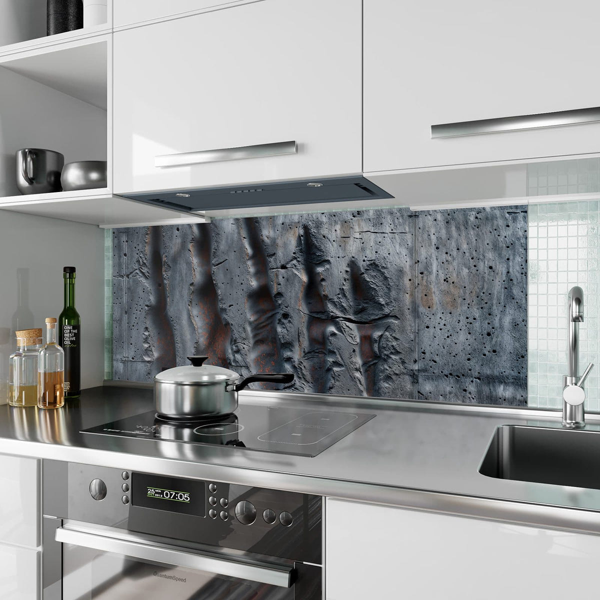 Küchenrückwand aus Glas Rostspuren im Beton im Hochformat als Spritzschutz hinter dem Kochfeld, über dem Fliesenspiegel montiert