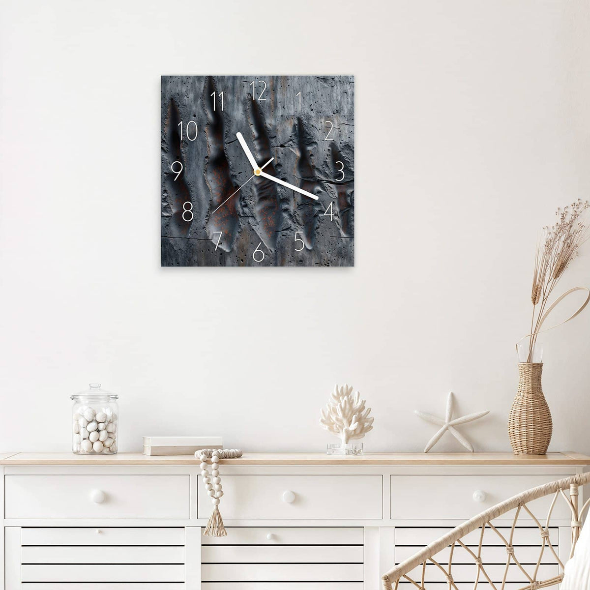 Quadratische Wanduhr aus Glas Rostspuren im Beton mit Ziffernblatt Elegant über einem weißen Sideboard