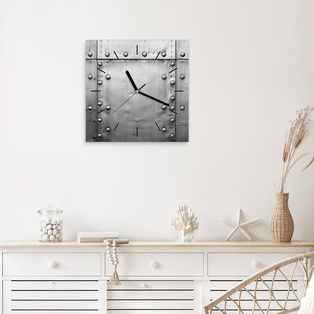 Quadratische Wanduhr aus Glas Stahlplatten mit Nieten mit Ziffernblatt Linie über einem weißen Sideboard