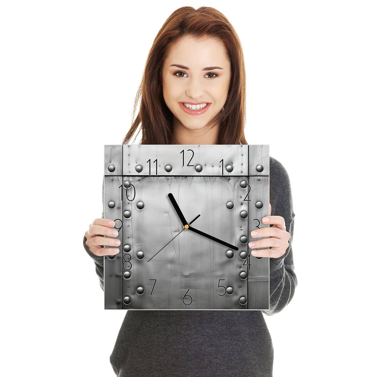 Quadratische Wanduhr aus Glas Stahlplatten mit Nieten in zwei Händen gehalten – Größenvergleich, 30 × 30 cm