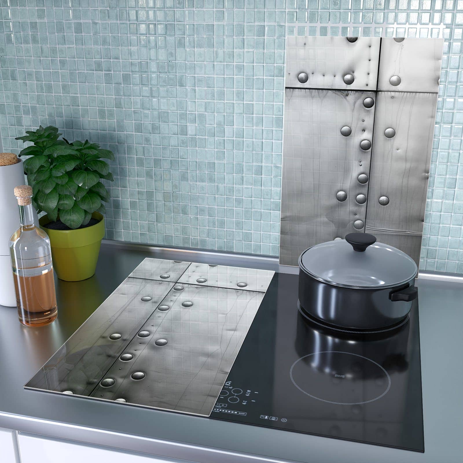 2-teilige Glasabdeckplatte für Ceranfeld mit Metallplattenoptik-Motiv als Spritzschutz hinter dem Kochfeld