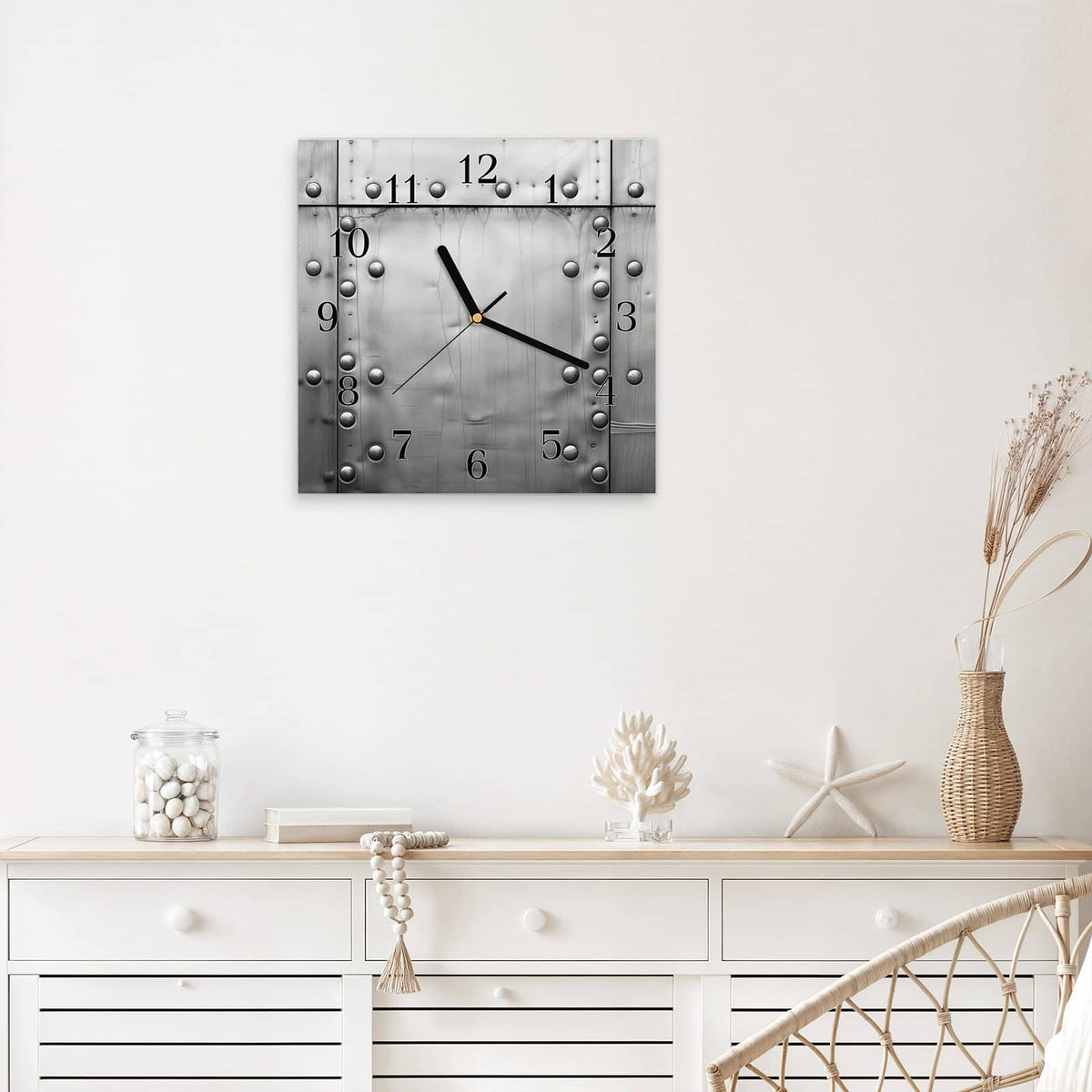 Quadratische Wanduhr aus Glas Stahlplatten mit Nieten mit Ziffernblatt Klassisch über einem weißen Sideboard