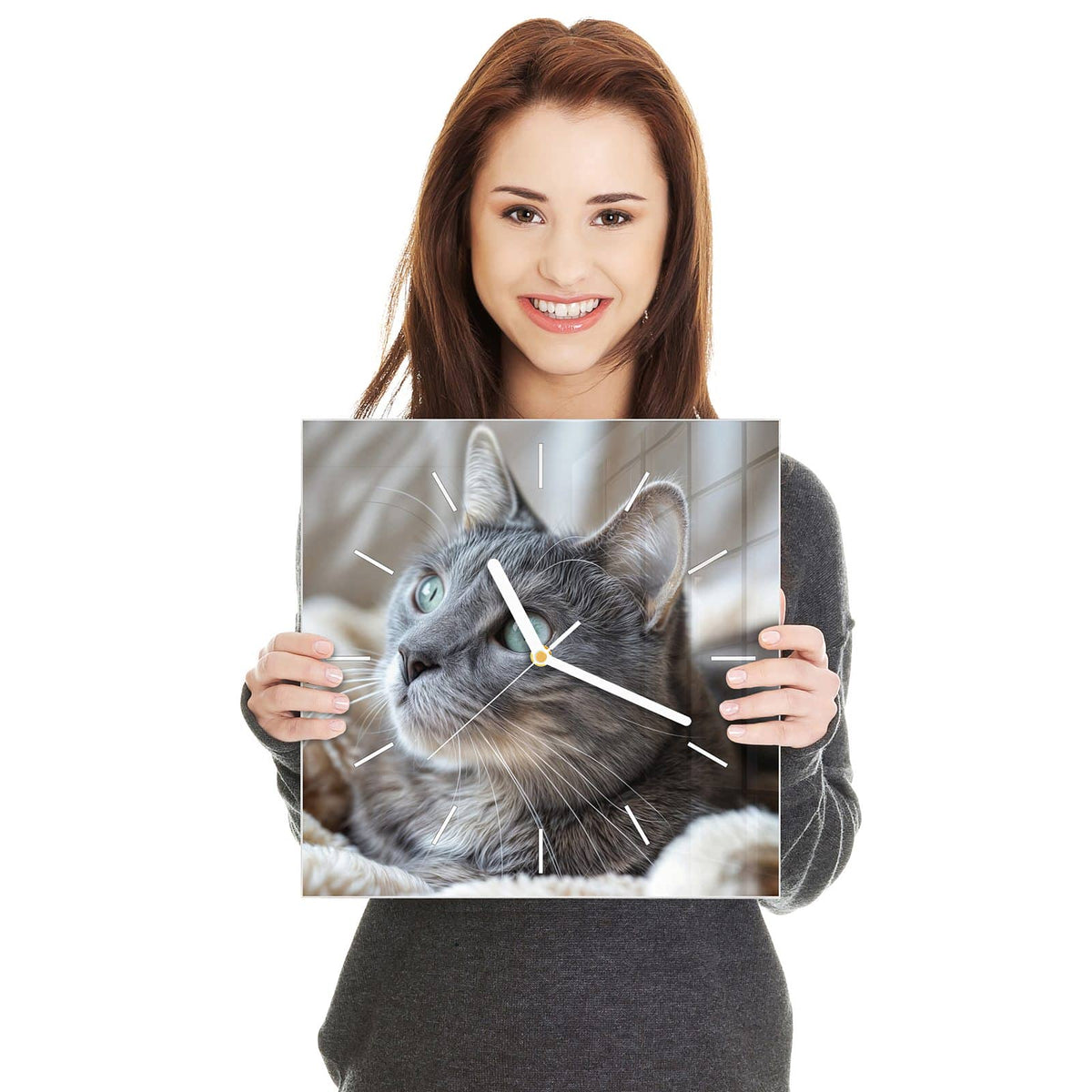 Quadratische Wanduhr aus Glas Graue Katze auf Decke in zwei Händen gehalten – Größenvergleich, 30 × 30 cm