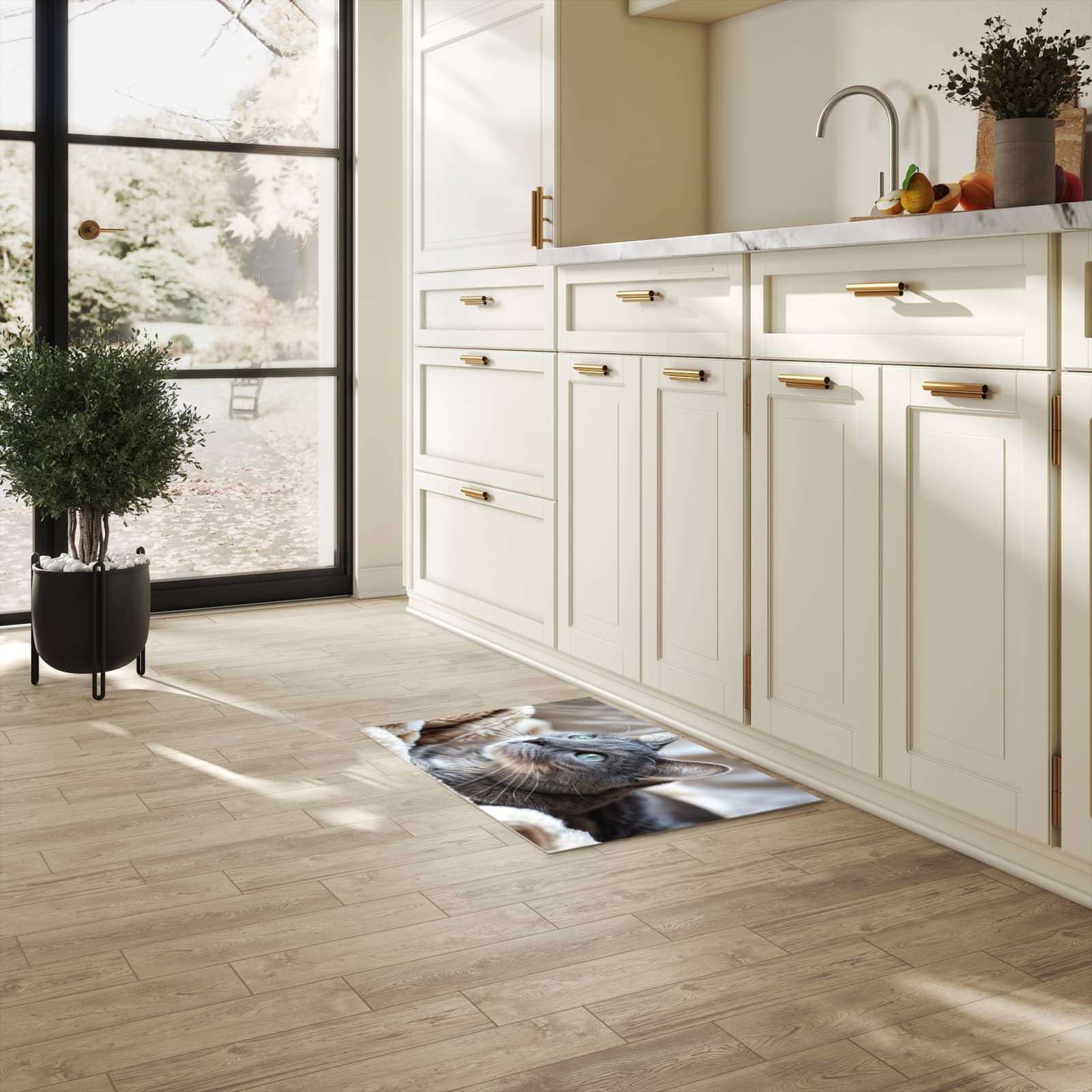 Farbbeständiger Küchenläufer mit Motiv Kuschelige Katze in heller Küche