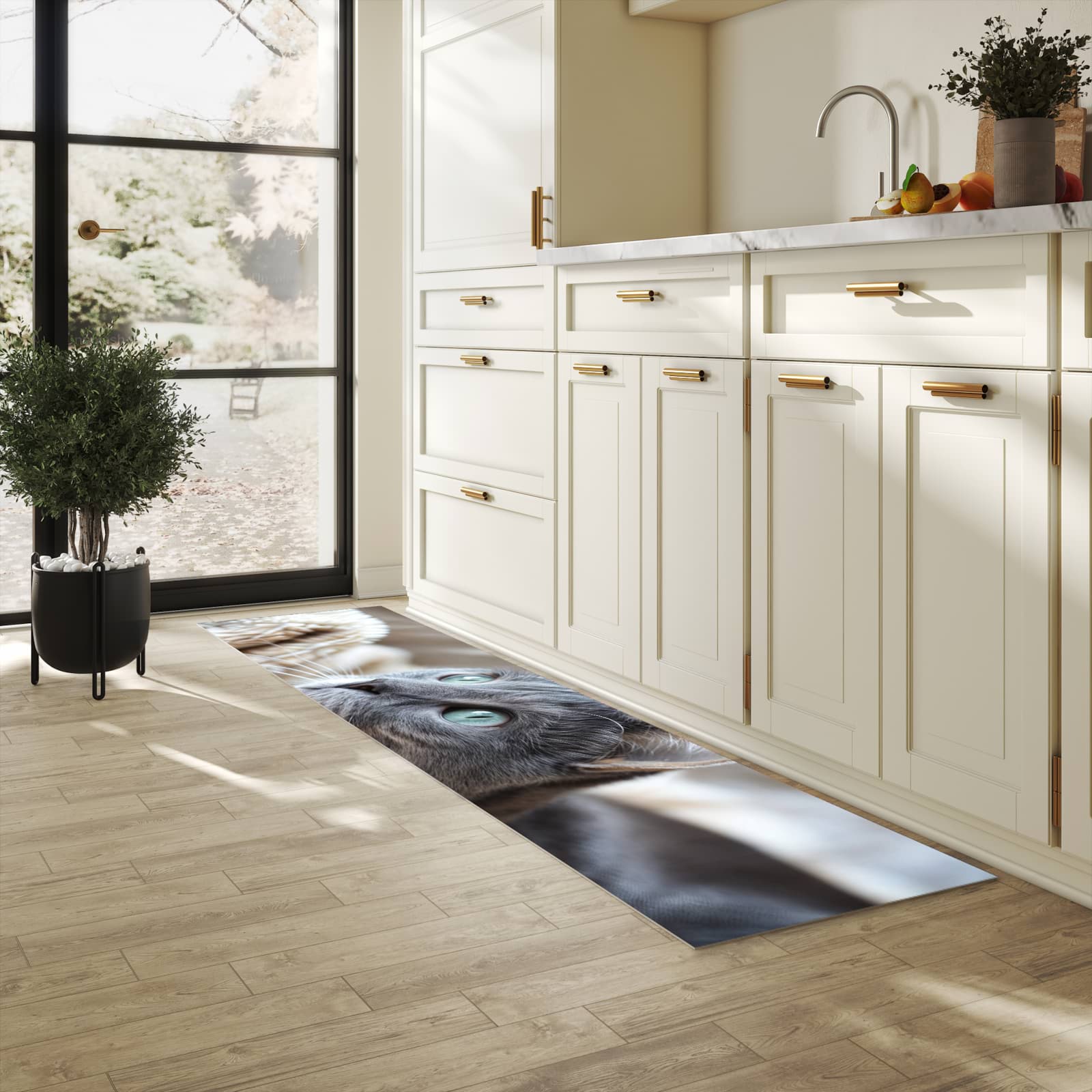 Läufer für die Küche mit Motiv Kuschelige Katze in heller Küche für Ordnung