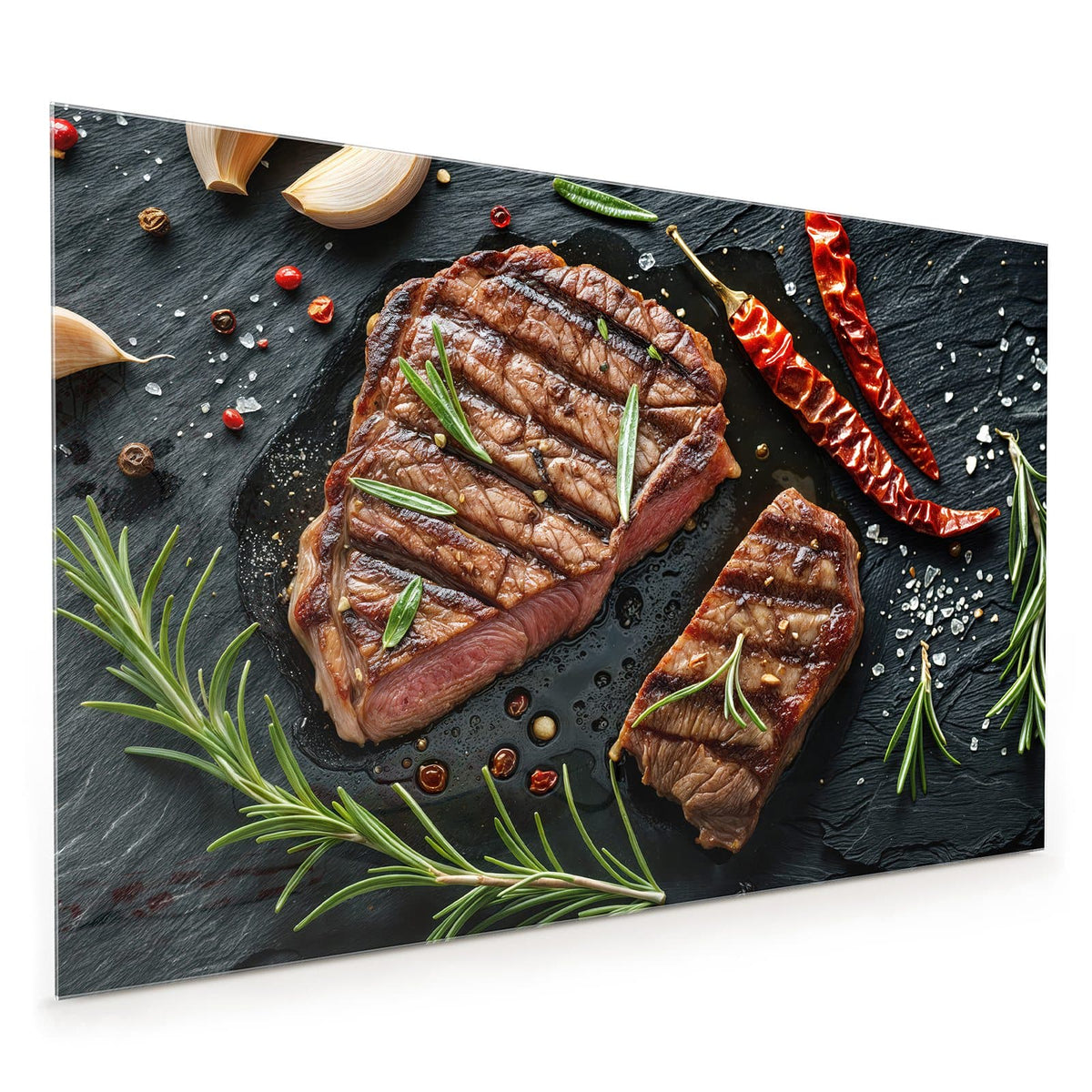Küchenrückwand aus Glas im Hochformat mit Motiv Saftiges Rosmarinsteak: Zwei gegrillte Steaks mit Rosmarin, Chilischoten und Salz auf schwarzem Schiefer