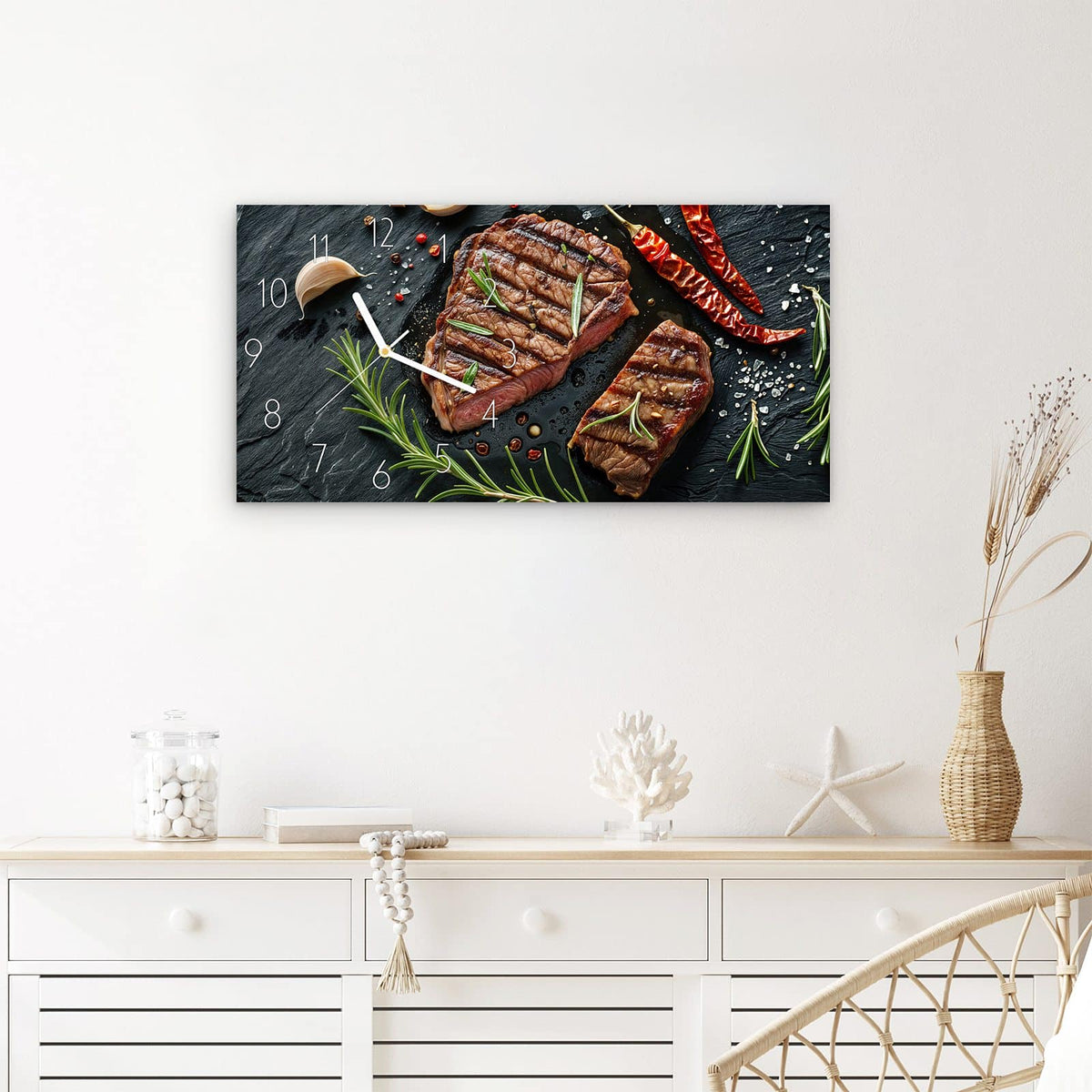Wanduhr Saftiges Rosmarinsteak aus Glas – Querformat 60 × 30 cm – Steak mit Rosmarin auf Schiefer