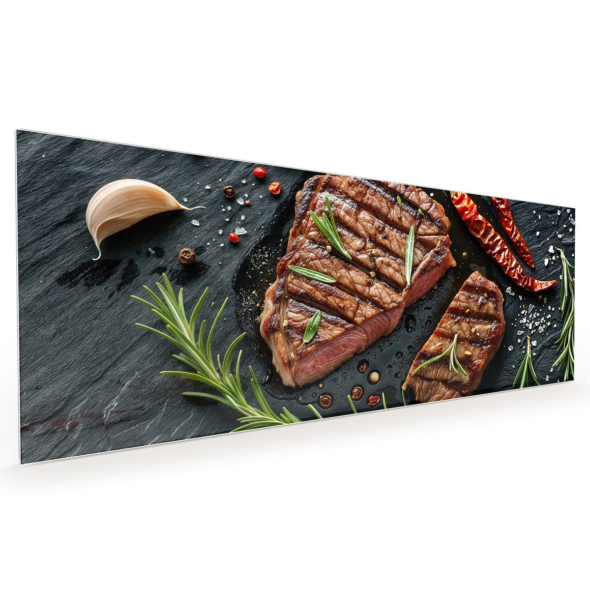 Küchenrückwand aus Glas im Hochformat mit Motiv Saftiges Rosmarinsteak: Zwei gegrillte Steaks mit Rosmarin, Chilischoten und Salz auf schwarzem Schiefer #grösse_40 x 100 cm #grösse_50 x 125 cm #grösse_60 x 150 cm