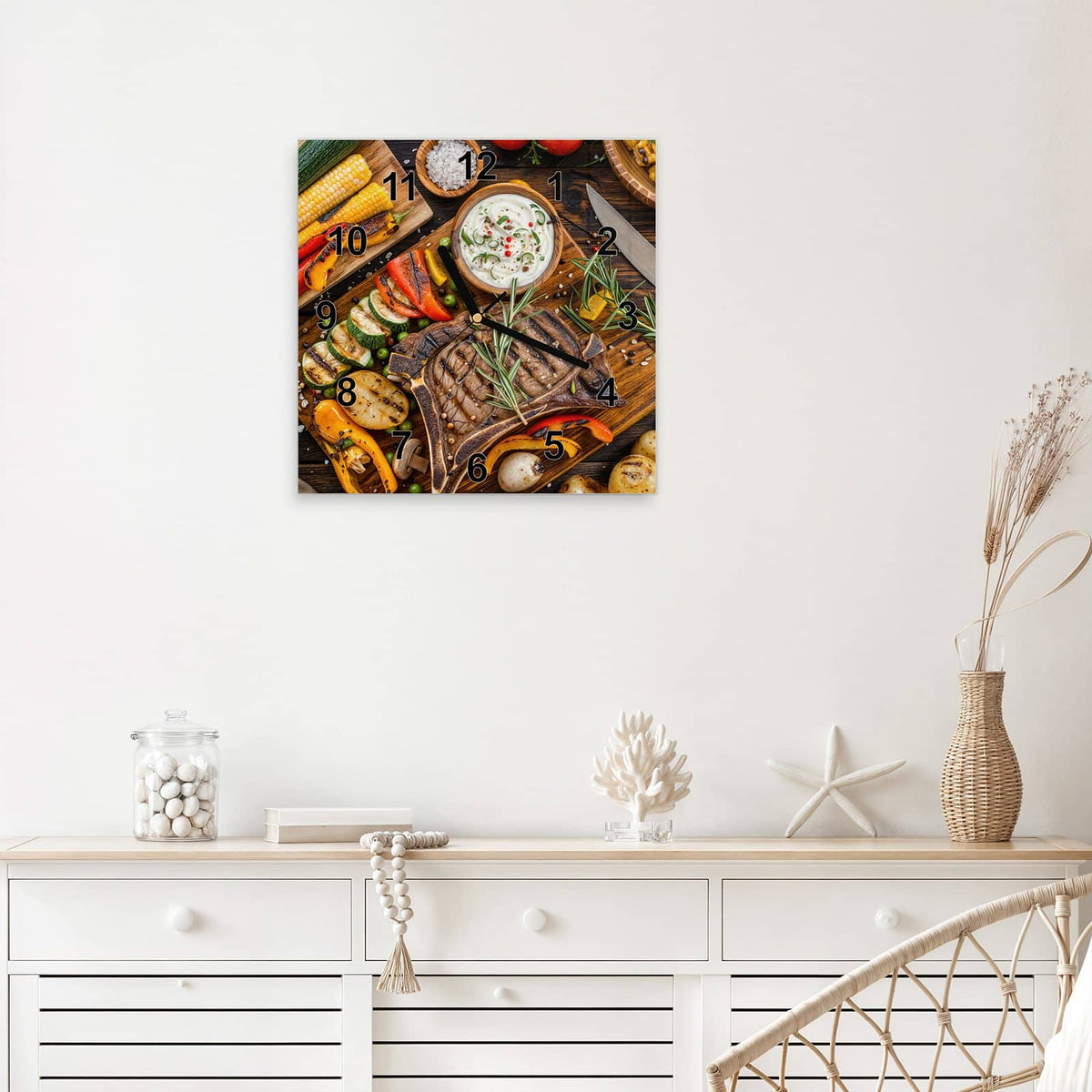 Quadratische Wanduhr aus Glas Steak mit Grillgemüse mit Ziffernblatt Modern über einem weißen Sideboard