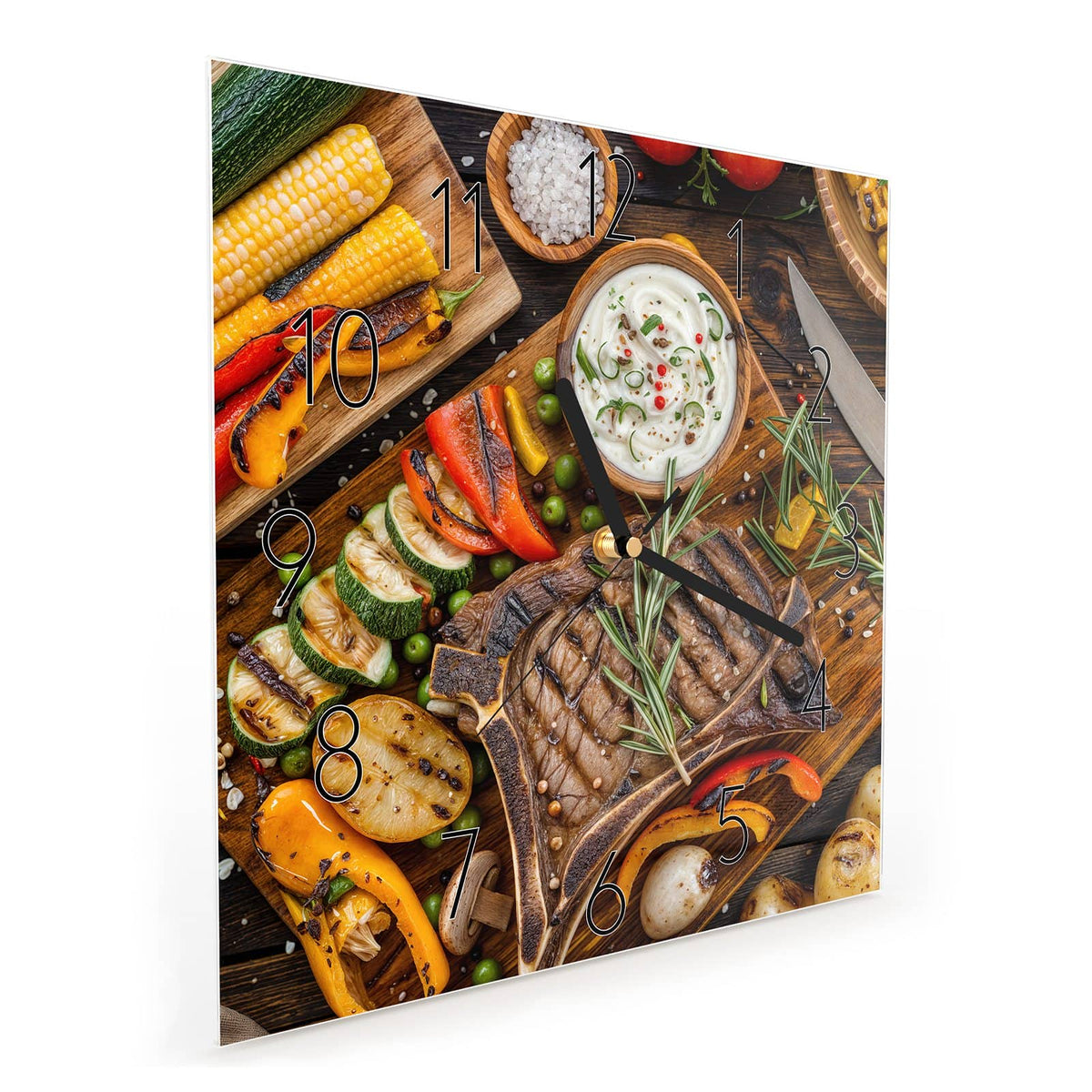 Quadratische Wanduhr aus Glas Steak mit Grillgemüse schräg von der Seite, 4 mm starkes Glas