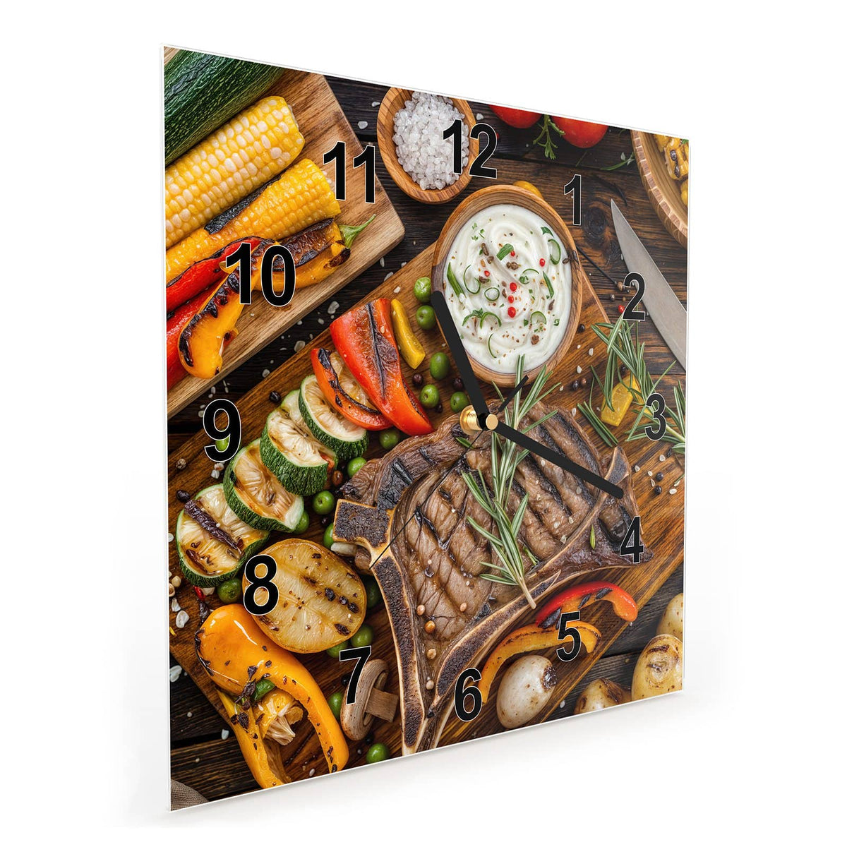 Quadratische Wanduhr aus Glas Steak mit Grillgemüse schräg von der Seite, 4 mm starkes Glas