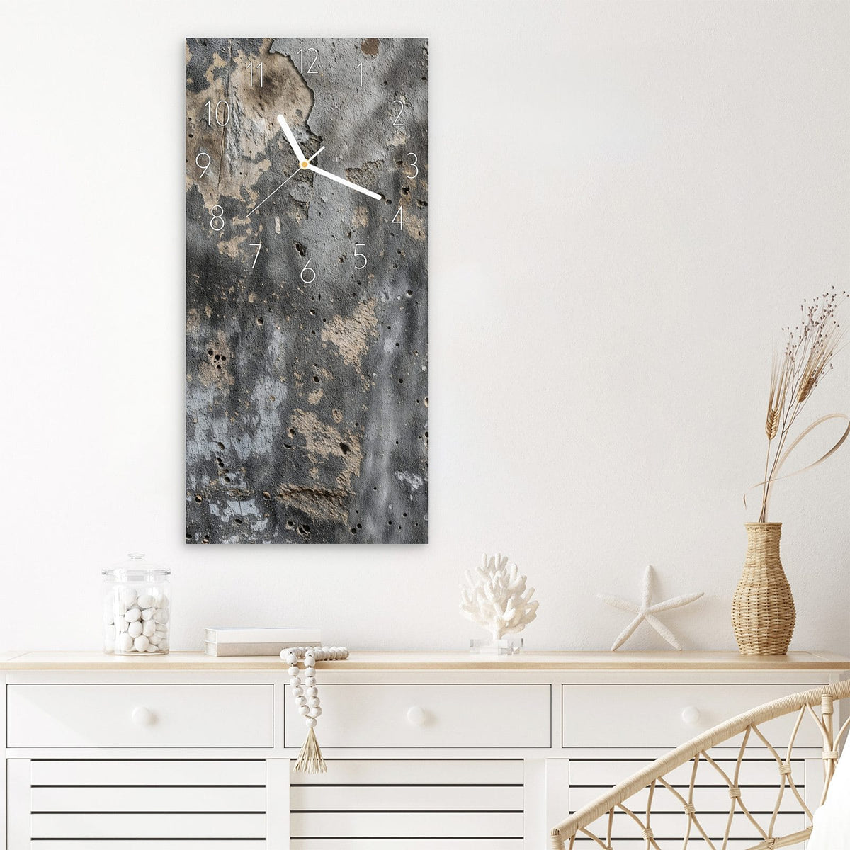 Wanduhr Raue Betonwand aus Glas – Hochformat 30 × 60 cm – Raue Betonstruktur in Grau