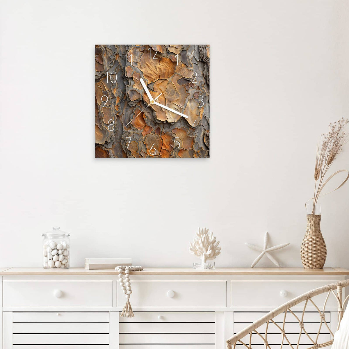 Wanduhr Kiefernrinde aus Glas – Quadratisch 30 × 30 cm – Orangebraune Rinde in Nahaufnahme