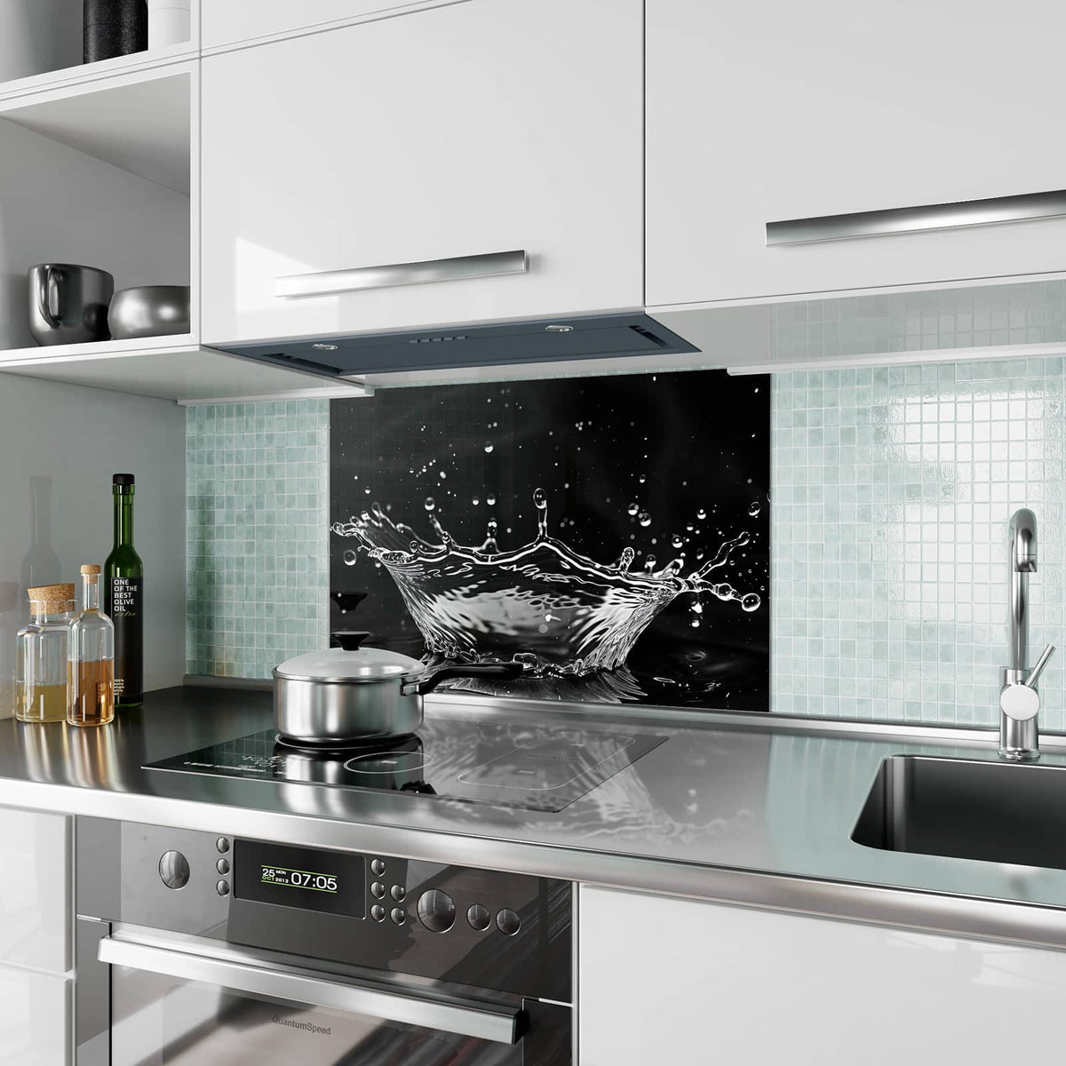 Küchenrückwand aus Glas Wasserkrone im Hochformat als Spritzschutz hinter dem Kochfeld, über dem Fliesenspiegel montiert