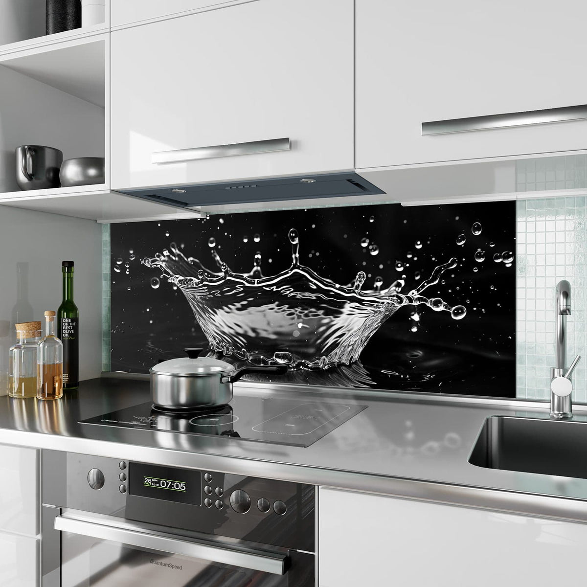 Küchenrückwand aus Glas Wasserkrone im Hochformat als Spritzschutz hinter dem Kochfeld, über dem Fliesenspiegel montiert