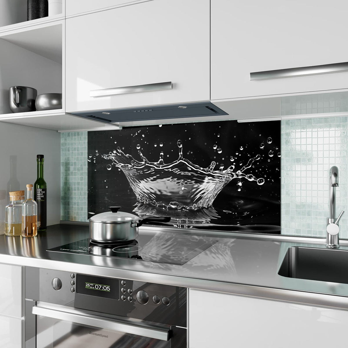 Küchenrückwand aus Glas Wasserkrone im Hochformat als Spritzschutz hinter dem Kochfeld, über dem Fliesenspiegel montiert
