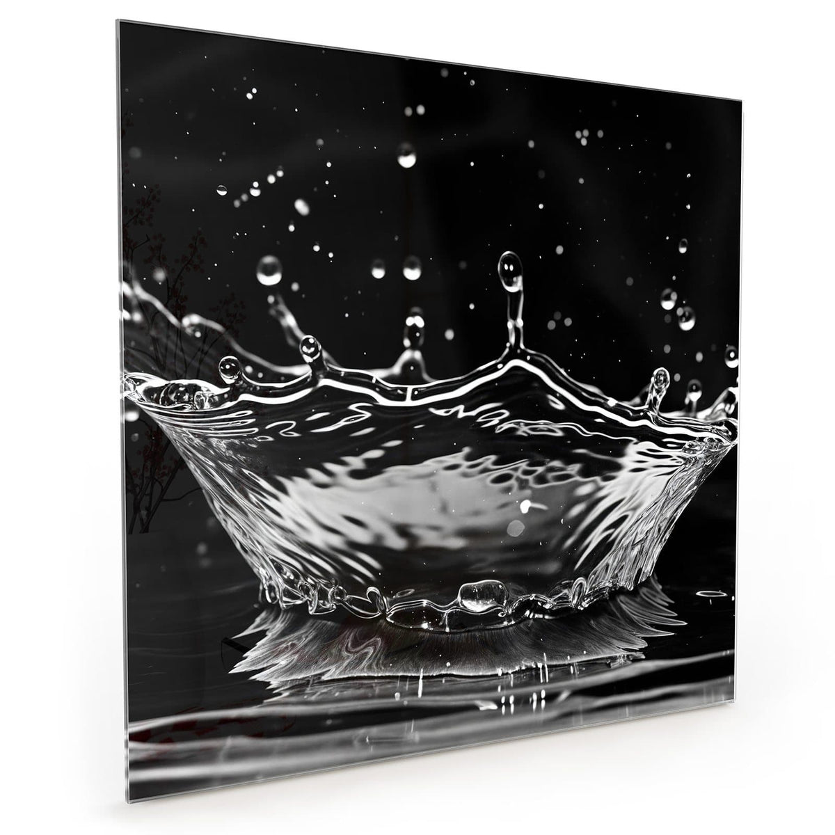 Küchenrückwand aus Glas im quadratischen Format: Schwarz-weiße Aufnahme eines Tropfeneinschlags, der eine perfekte Krone aus Wasser bildet