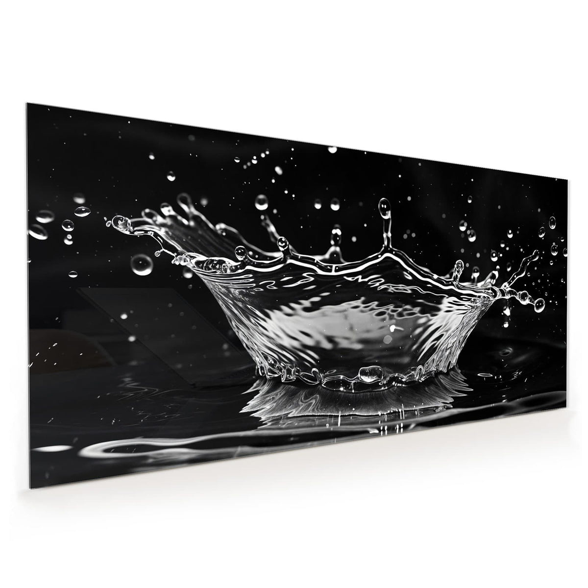 Küchenrückwand aus Glas im Hochformat: Schwarz-weiße Aufnahme eines Tropfeneinschlags, der eine perfekte Krone aus Wasser bildet