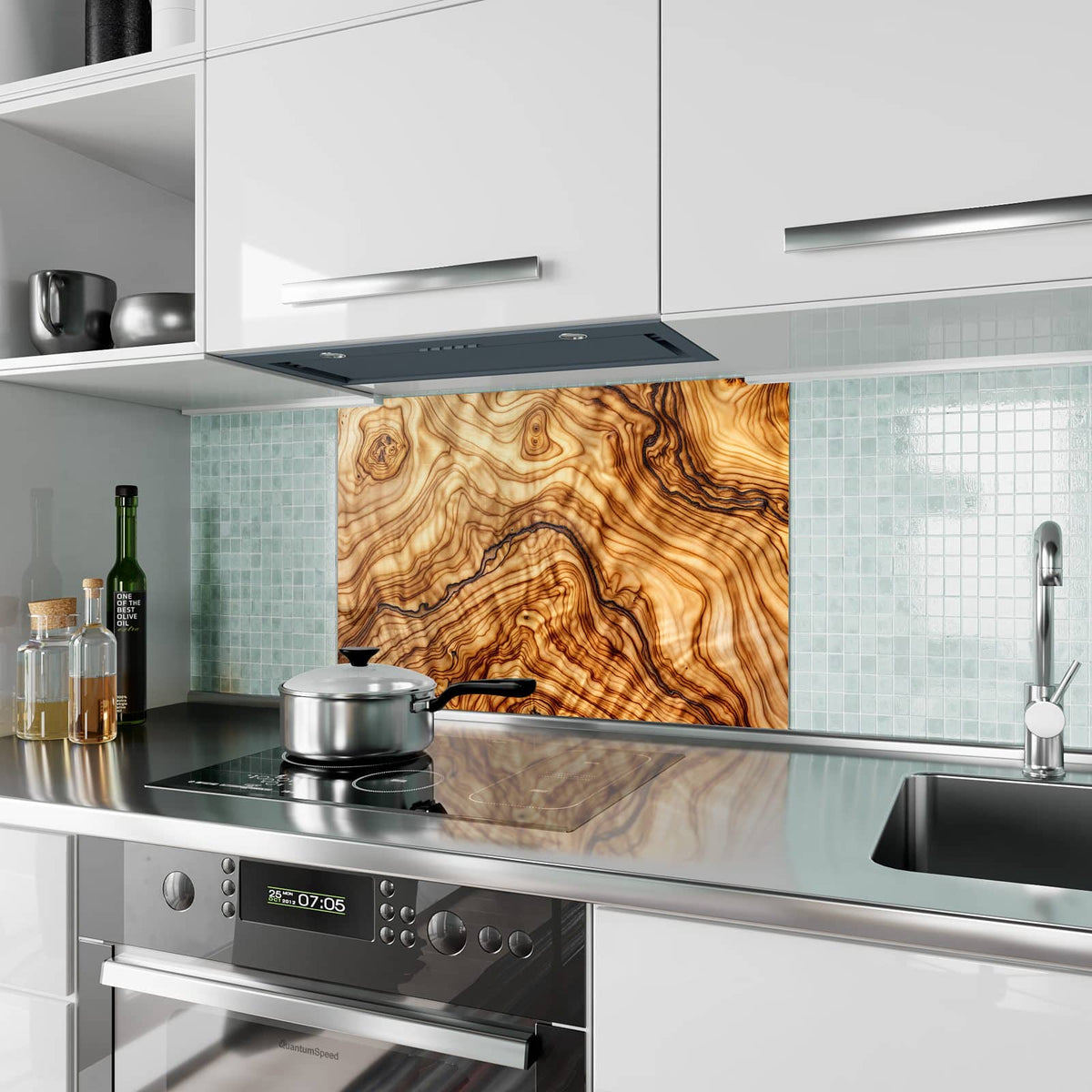 Küchenrückwand aus Glas Olivenholz im Hochformat als Spritzschutz hinter dem Kochfeld, über dem Fliesenspiegel montiert