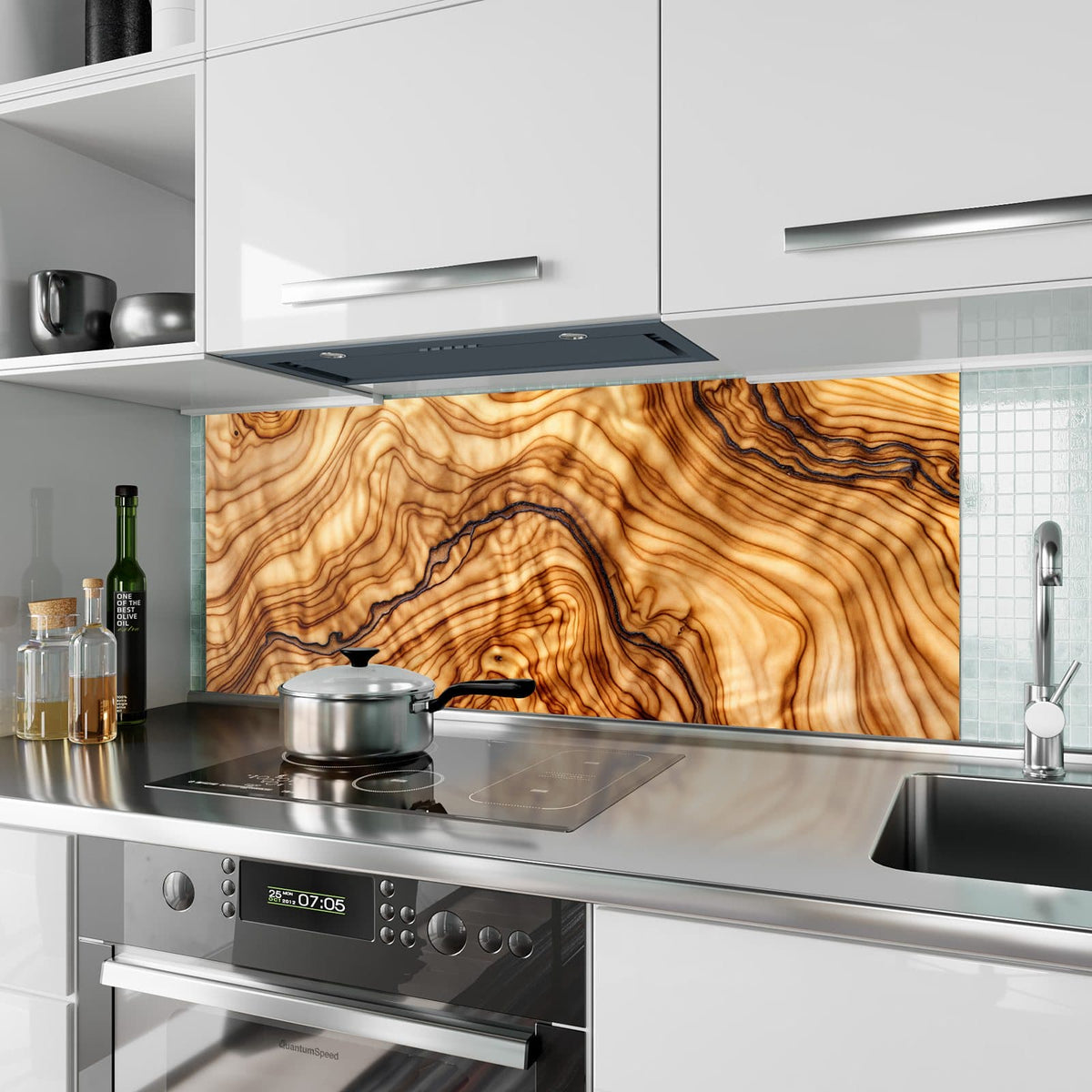 Küchenrückwand aus Glas Olivenholz im Hochformat als Spritzschutz hinter dem Kochfeld, über dem Fliesenspiegel montiert