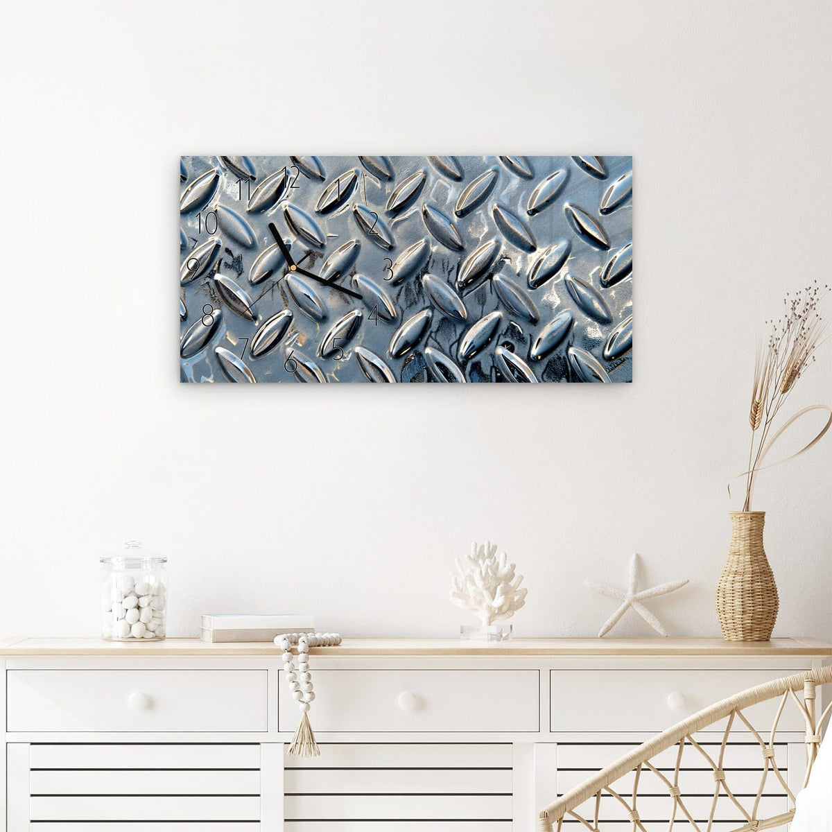 Wanduhr Riffelblechmuster aus Glas – Querformat 60 × 30 cm – Glänzendes Riffelblech in Silber