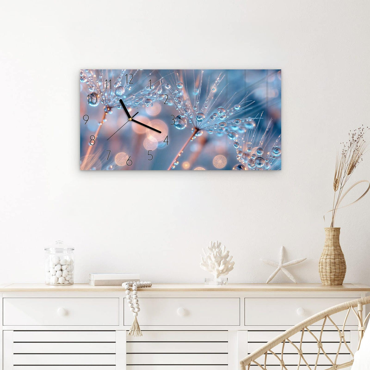 Wanduhr Wassertropfen Kunst aus Glas – Querformat 60 × 30 cm – Pusteblumenstängel mit Tautropfen