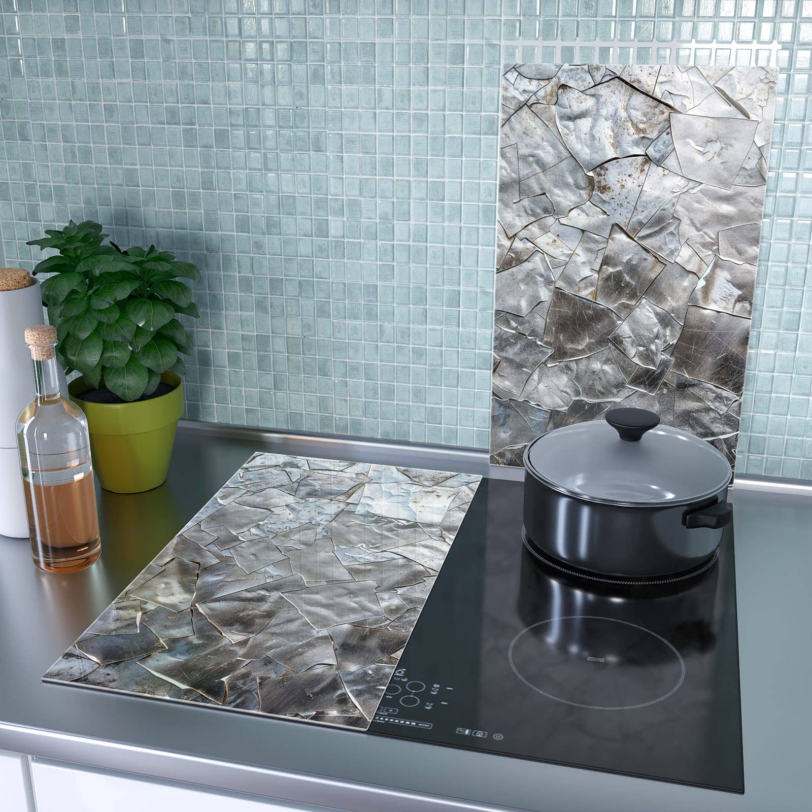 2-teilige Herdabdeckung aus Glas mit Metallisches Mosaik-Motiv als Spritzschutz hinter dem Kochfeld
