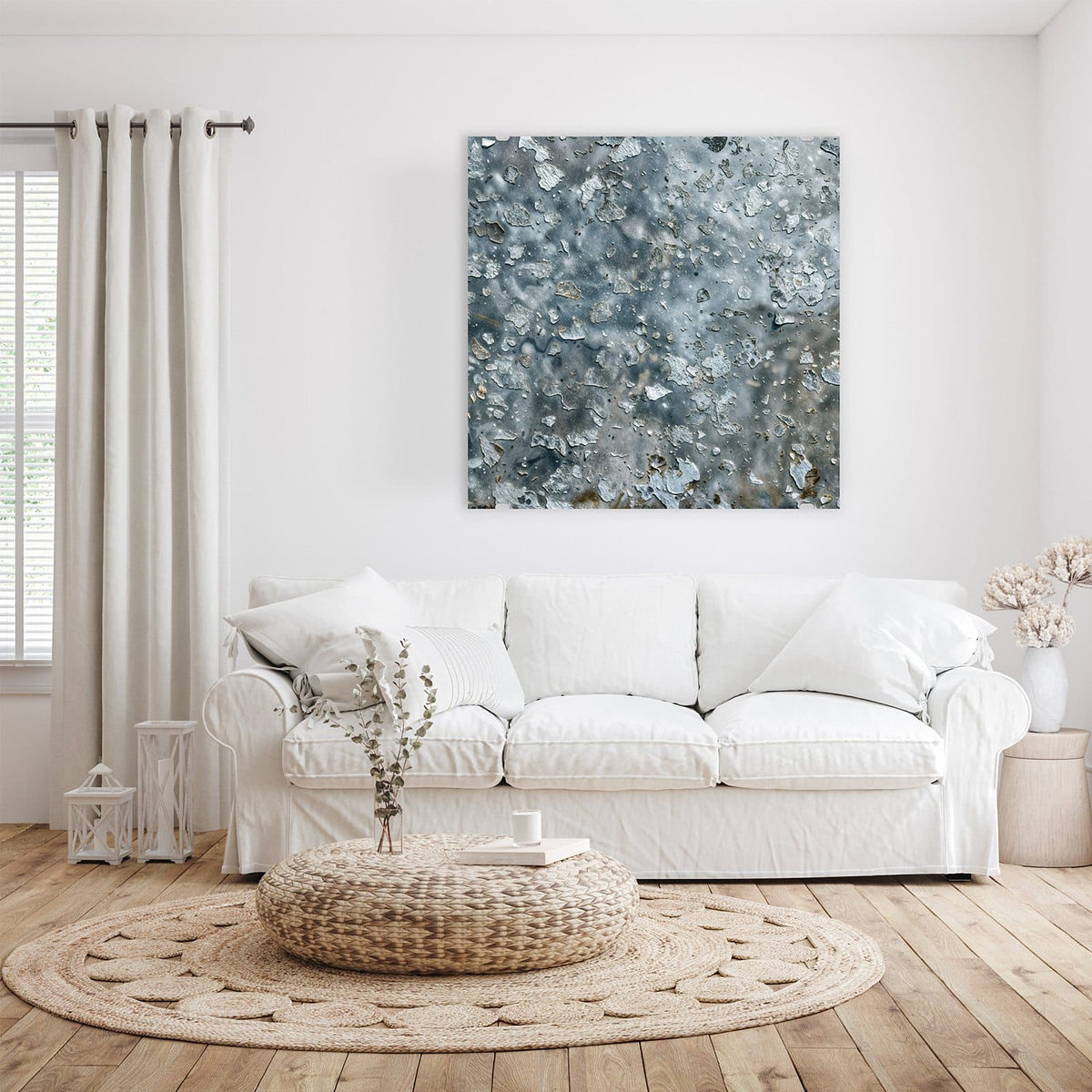 Glasbild Abgeplatztes Graublau an der Wand – Graublaue Wand mit abgeplatzten Farbschollen, nur vereinzelt rostbraune Pünktchen