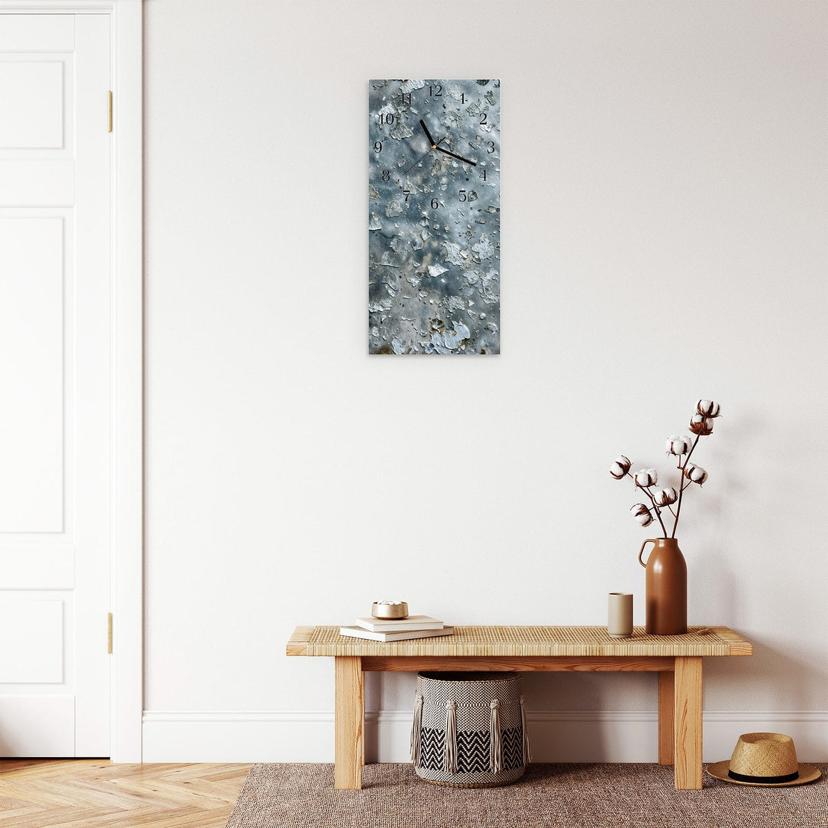 Wanduhr aus Glas im Hochformat Abgeplatztes Graublau mit Ziffernblatt Klassisch über einer Holzbank im Flur