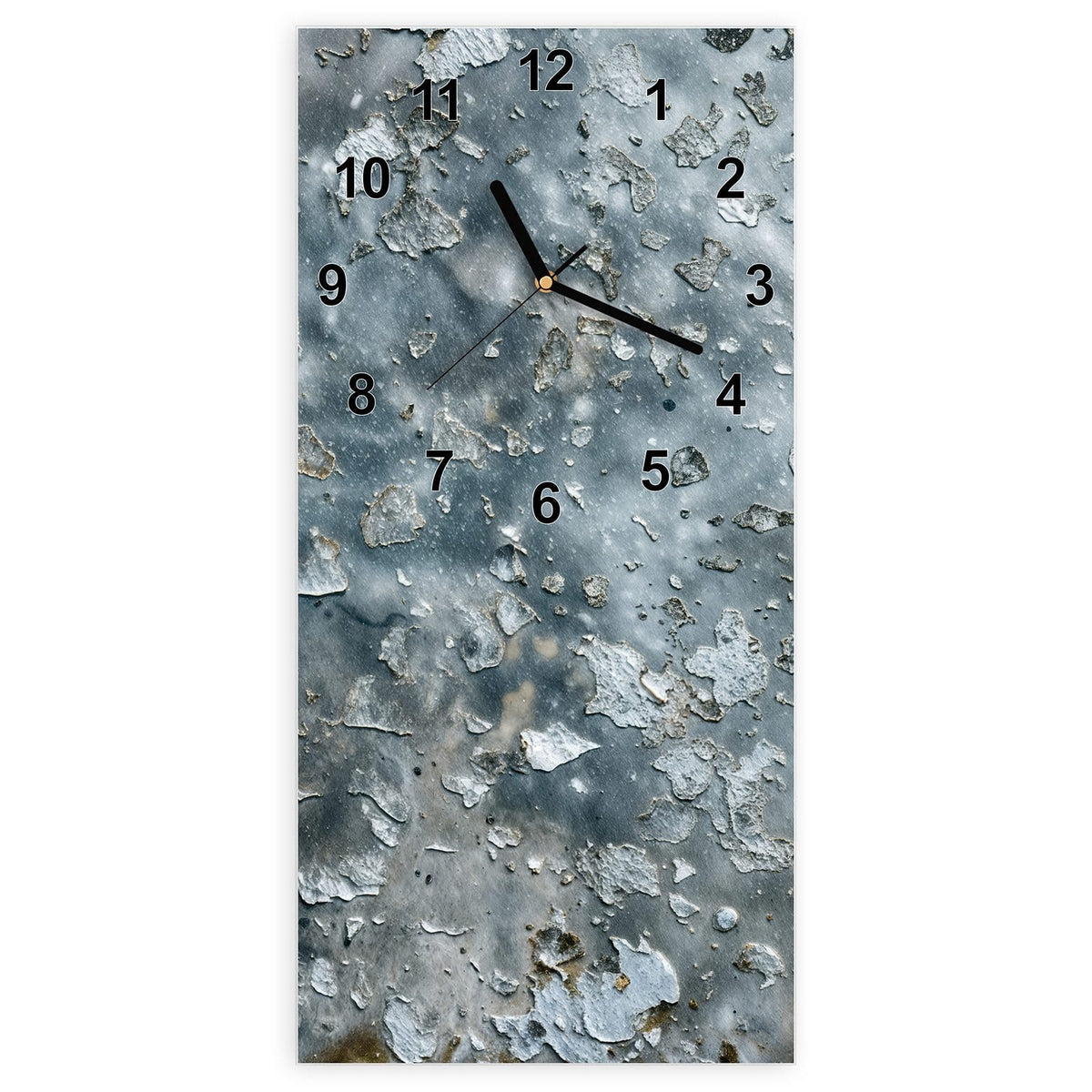 Wanduhr aus Glas, Ziffernblatt Modern: Graublaue Wand mit abgeplatzten Farbschollen, nur vereinzelt rostbraune Pünktchen