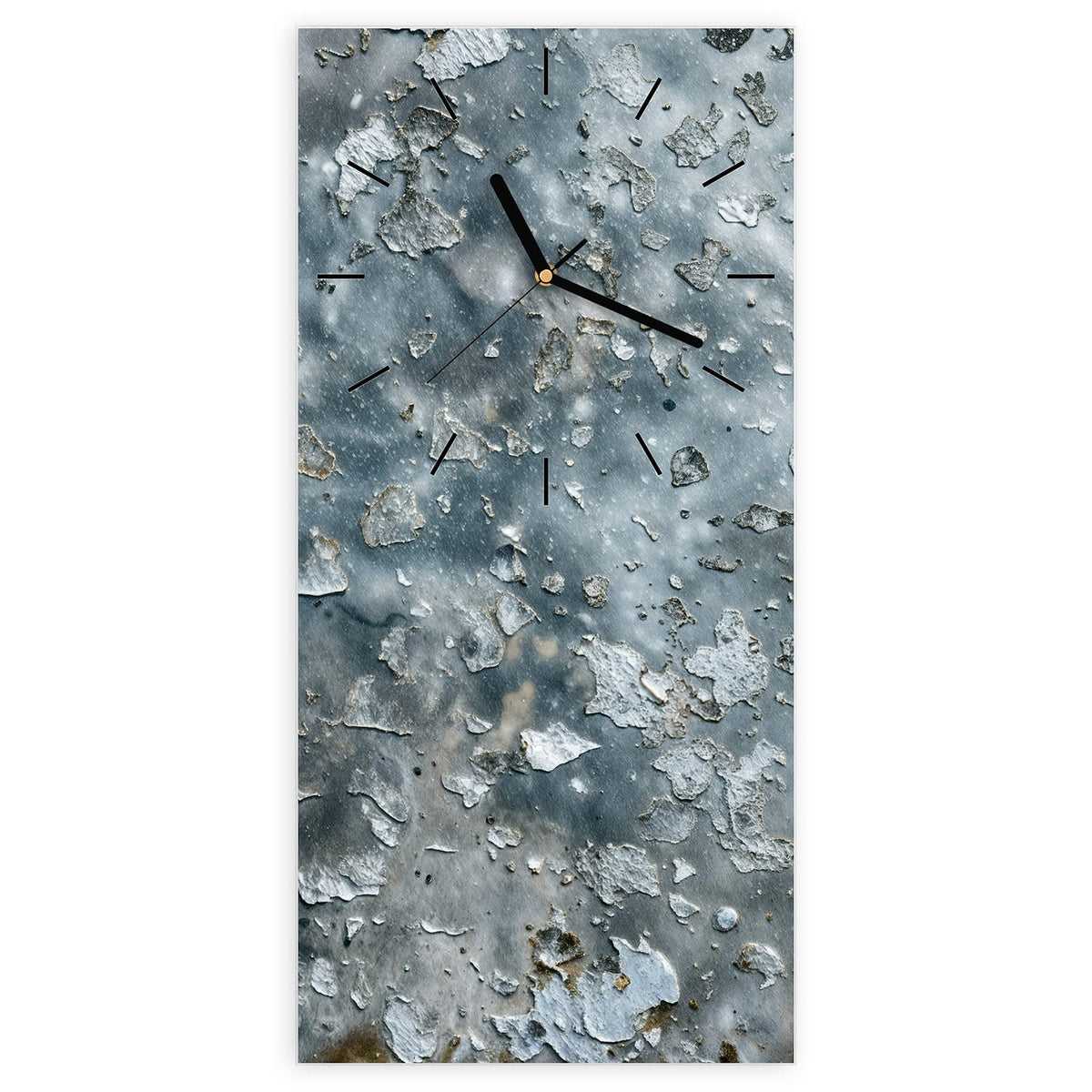 Wanduhr aus Glas, Ziffernblatt Linie: Graublaue Wand mit abgeplatzten Farbschollen, nur vereinzelt rostbraune Pünktchen
