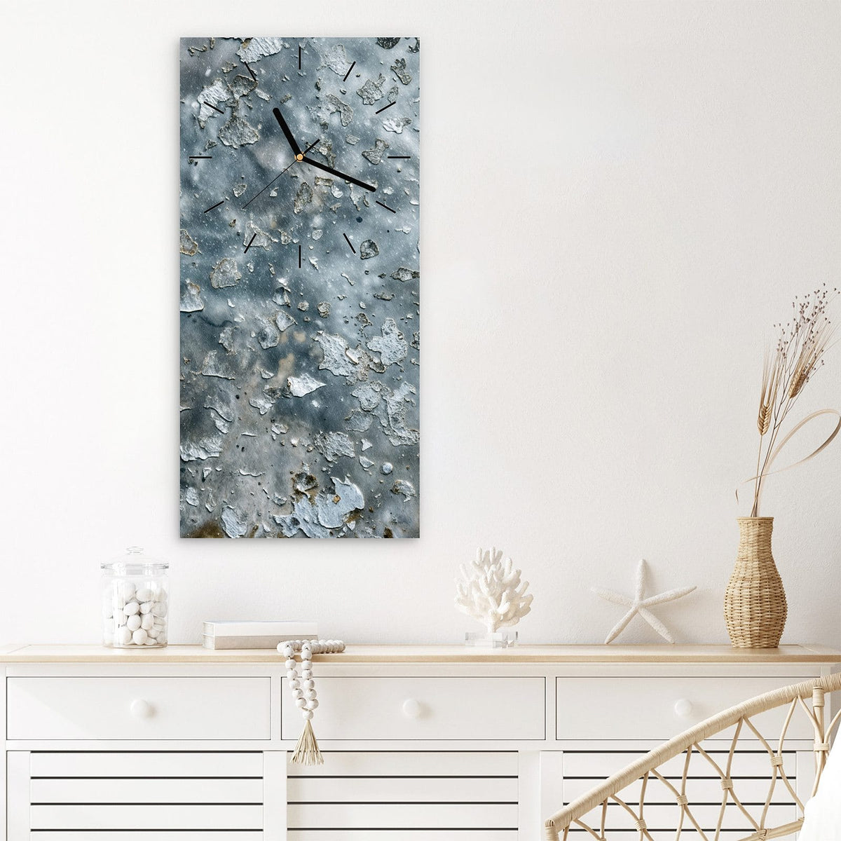 Wanduhr aus Glas im Hochformat Abgeplatztes Graublau mit Ziffernblatt Linie über einem weißen Sideboard