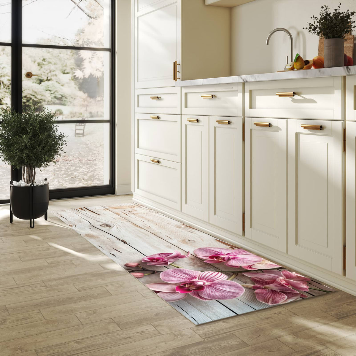 Rutschfester Küchenläufer mit Motiv Orchideen auf Holz für Trittkomfort in heller Küche