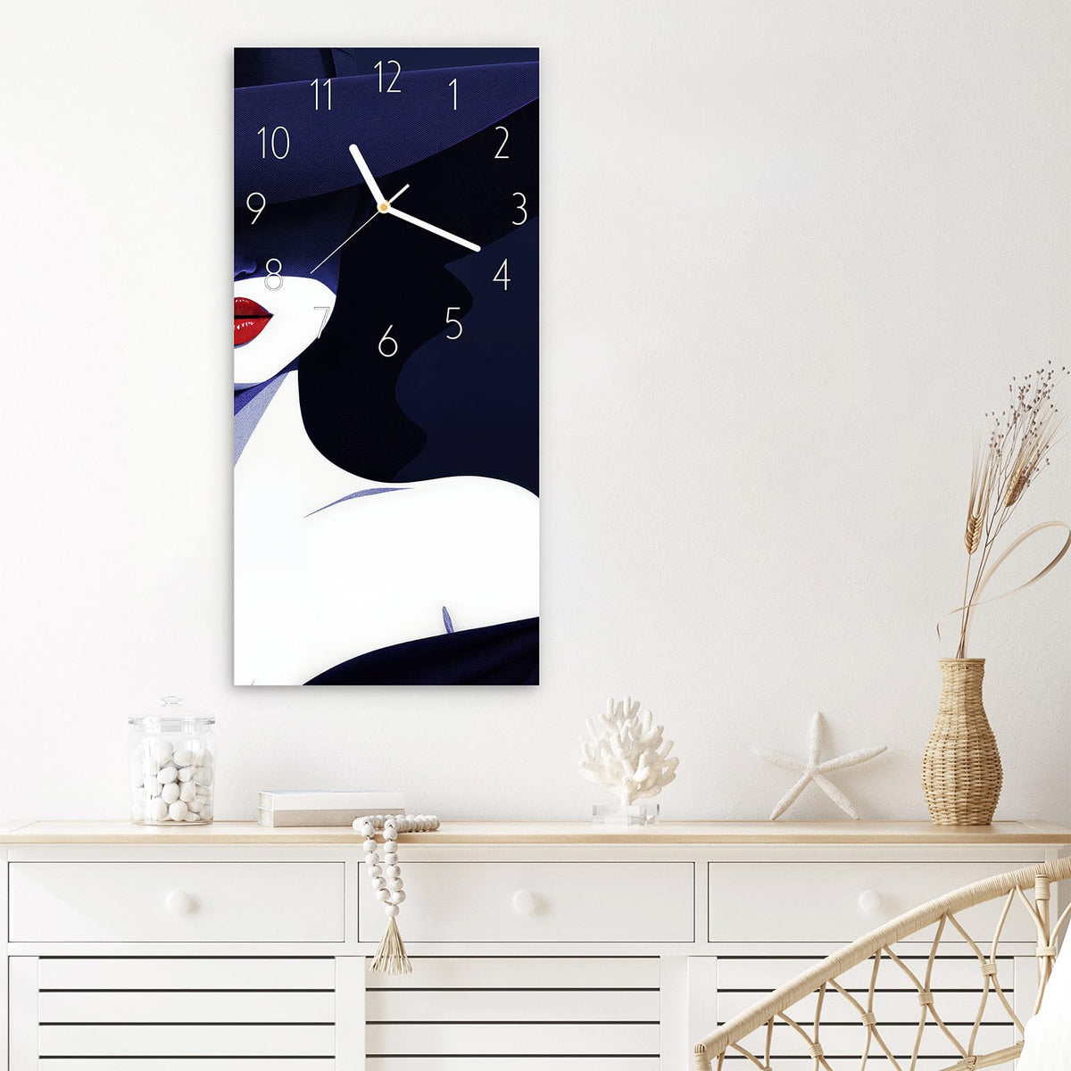 Wanduhr Dame Mit Hut Dunkel aus Glas – Hochformat 30 × 60 cm – Glamour-Dame unter dunklem Hut