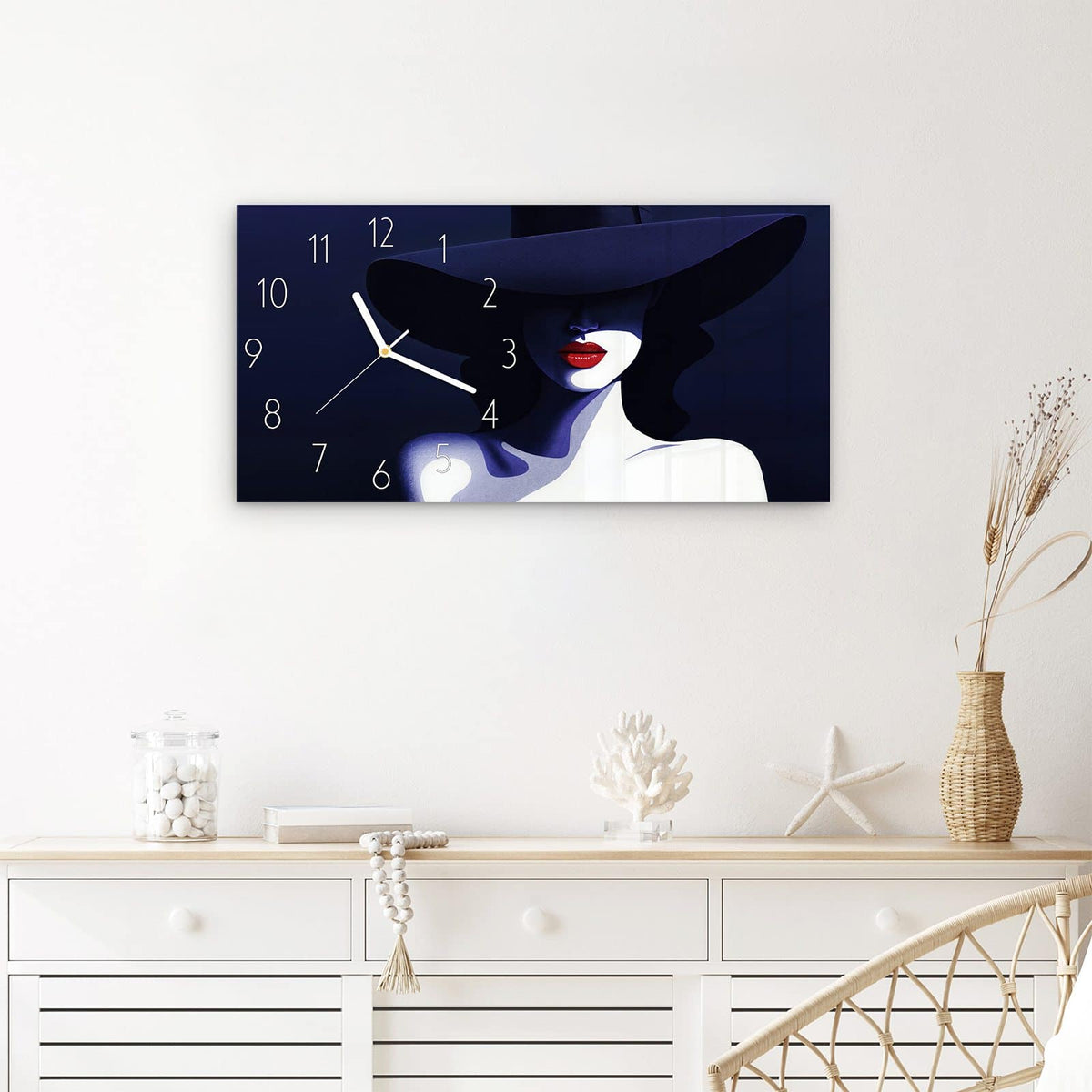 Wanduhr Dame Mit Hut Dunkel aus Glas – Querformat 60 × 30 cm – Glamour-Dame unter dunklem Hut