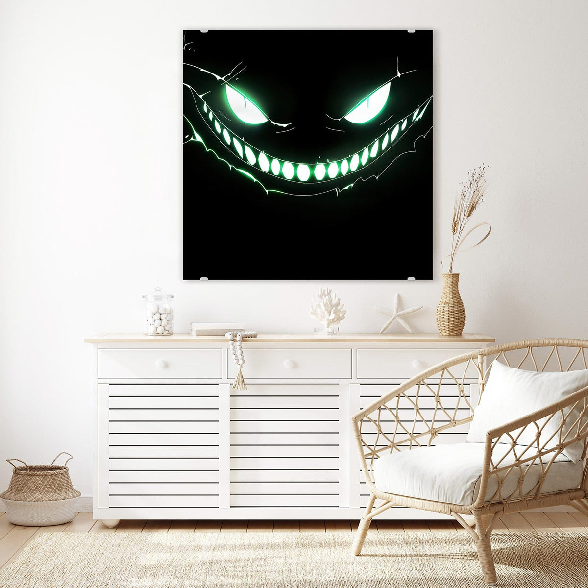 Glasbild Leuchtendes Grinsen an der Wand – Tiefschwarzer Grund, darauf ein breites, grün-weiß leuchtendes Grinsen mit spitzen Zähnen und zwei glühenden Augen.