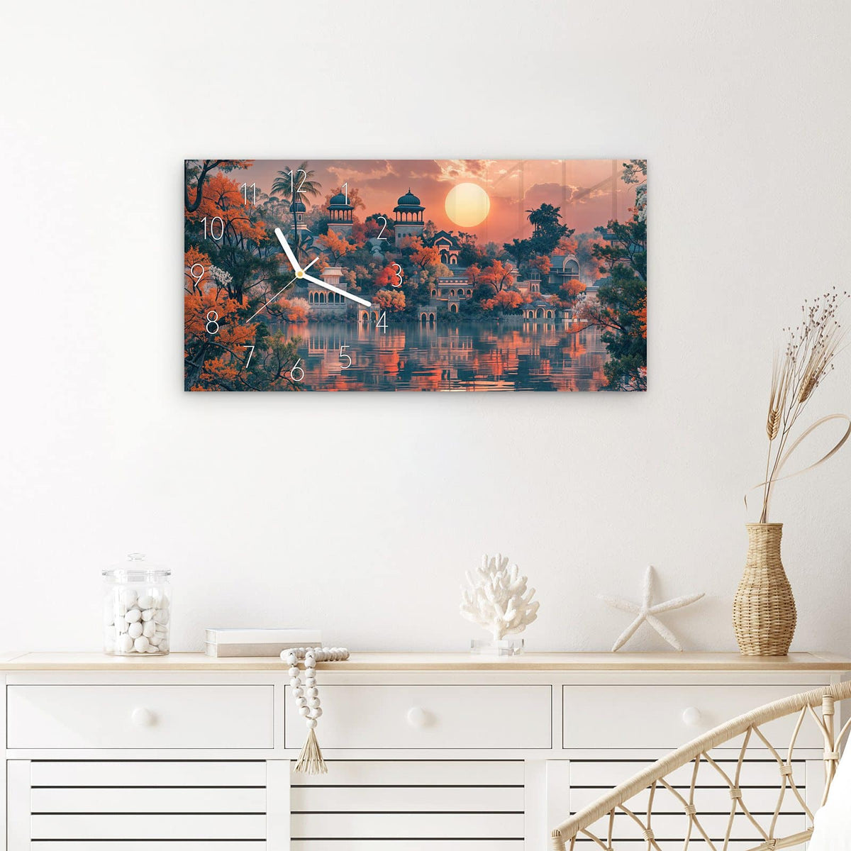 Wanduhr Palast im Abendlicht aus Glas – Querformat 60 × 30 cm – Palast spiegelt sich im See