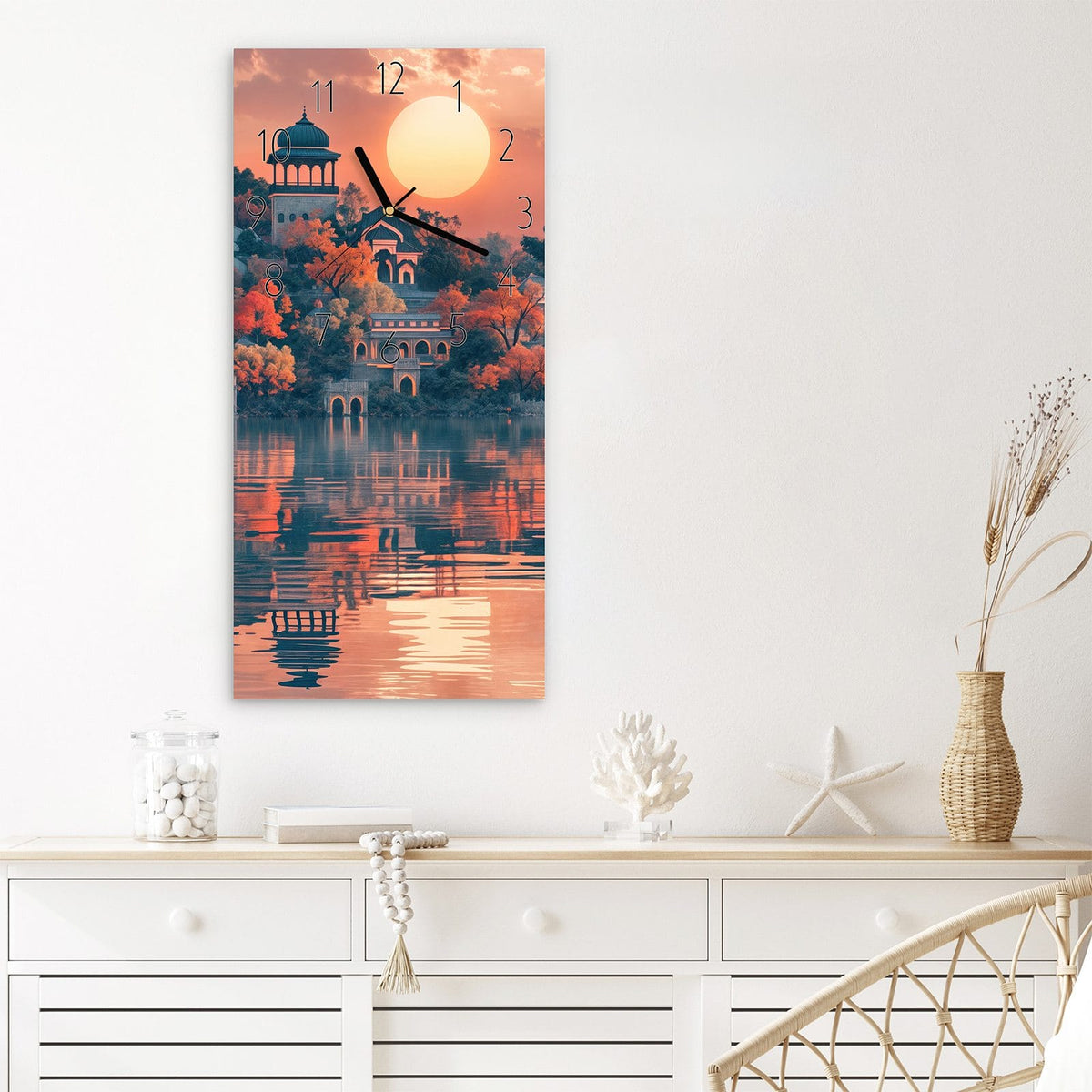 Wanduhr Sonnenuntergangspalast aus Glas – Hochformat 30 × 60 cm – Palast spiegelt sich im See