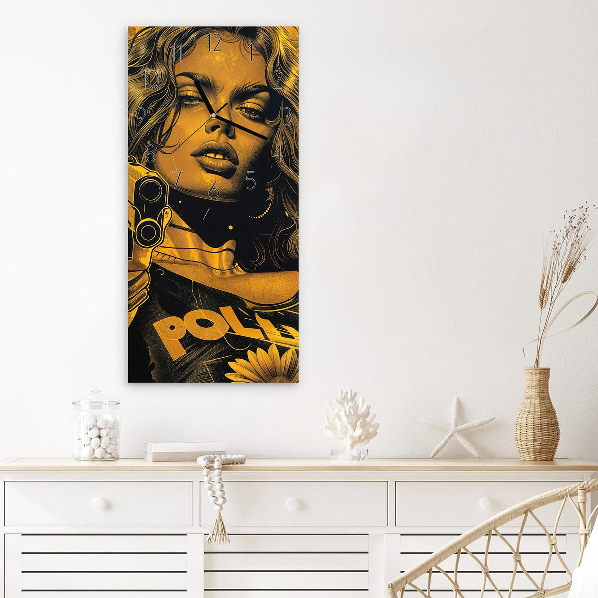 Wanduhr Frau Mit Pistole Kunst aus Glas – Hochformat 30 × 60 cm – Pop-Art-Frau mit Pistole