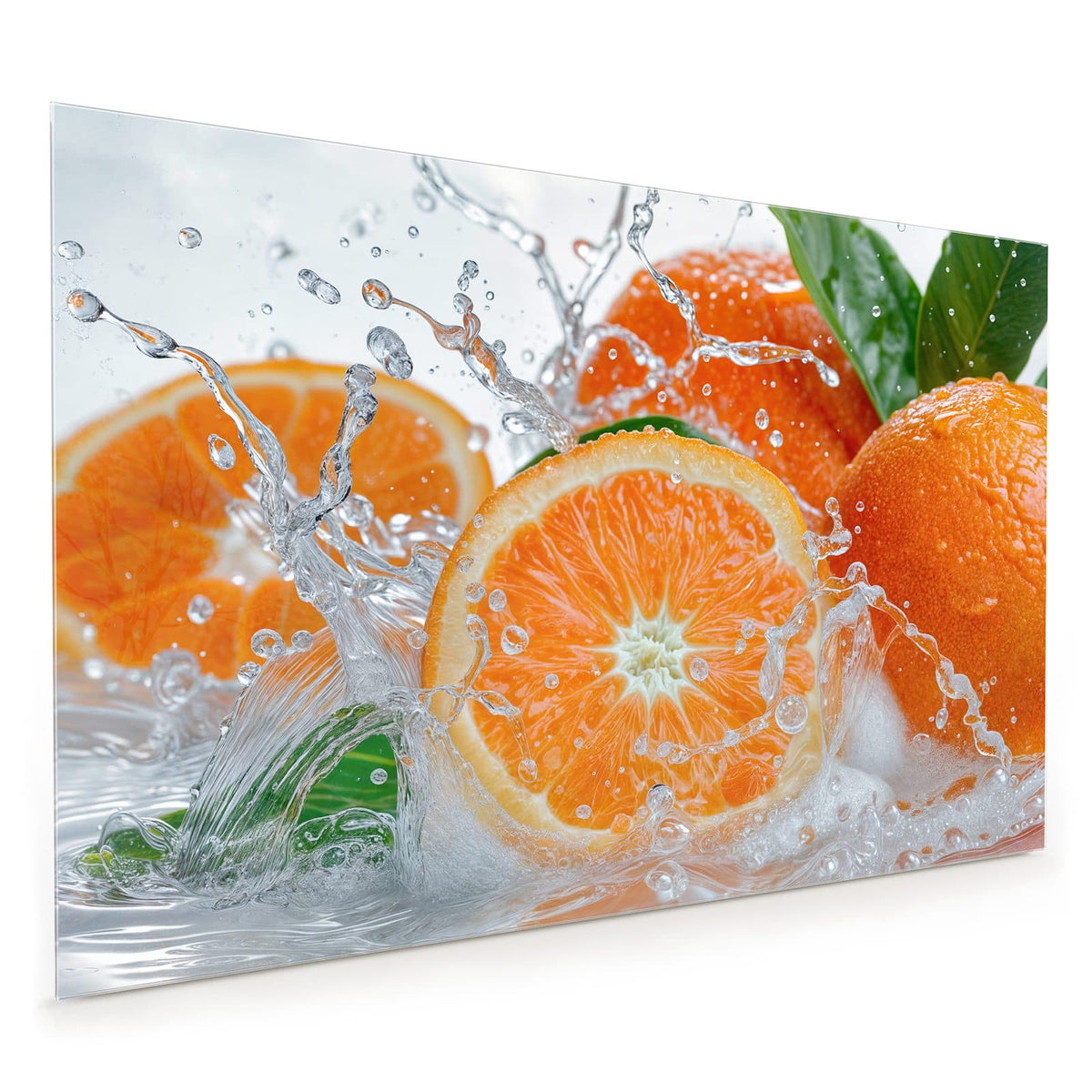 Küchenrückwand aus Glas im Hochformat: Ganze Orangen und eine Orangenscheibe im aufspritzenden Wasser mit grünen Blättern