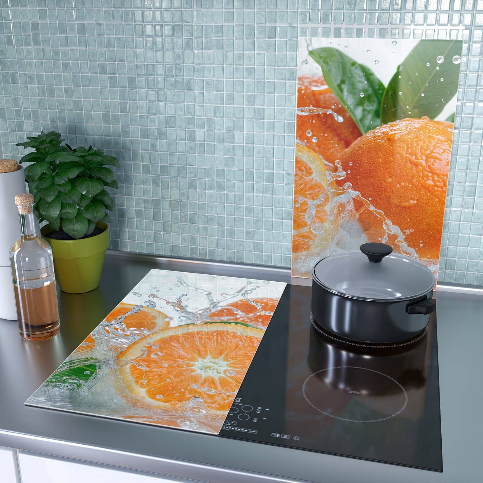 2-teilige Abdeckplatte für Induktionsherd mit Spritzige Orangen-Motiv als Spritzschutz hinter dem Kochfeld